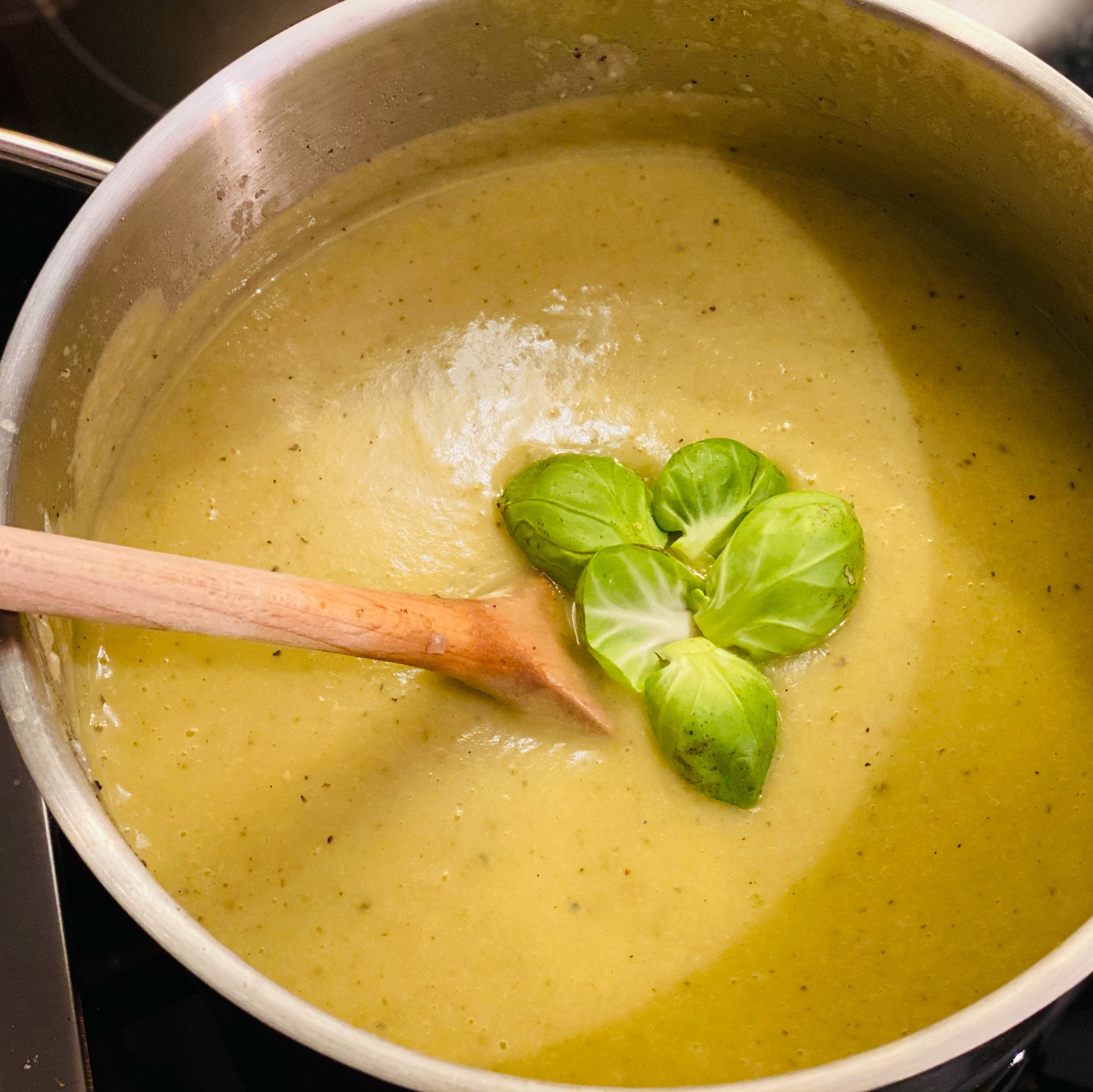 Suppe fein pürieren, 7 Rosenkohlblätter in die Suppe geben und ziehen lassen. Mit Salz, Pfeffer und Muskat würzen.