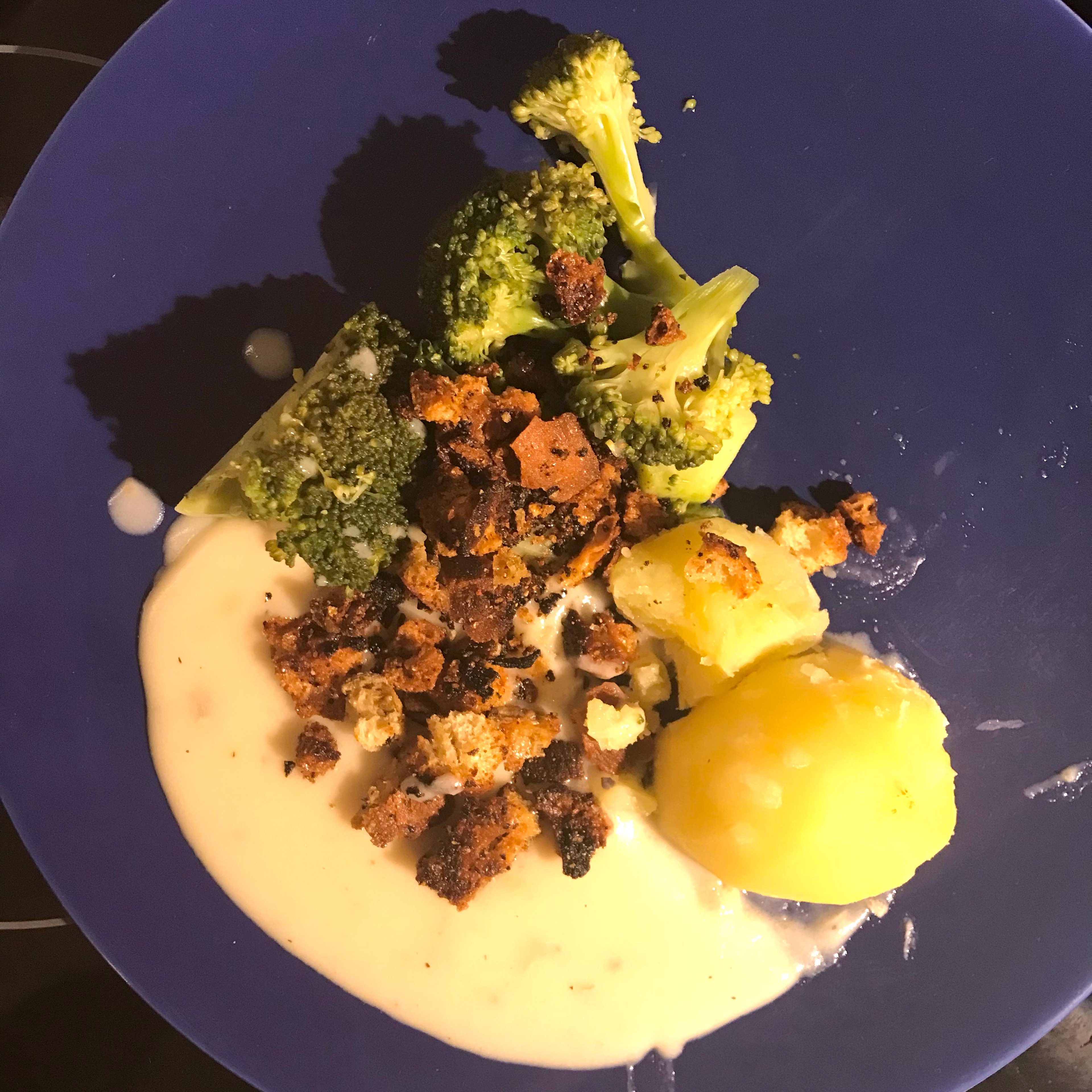 Brokkoli mit Gorgonzola-Sauce und Croûtons