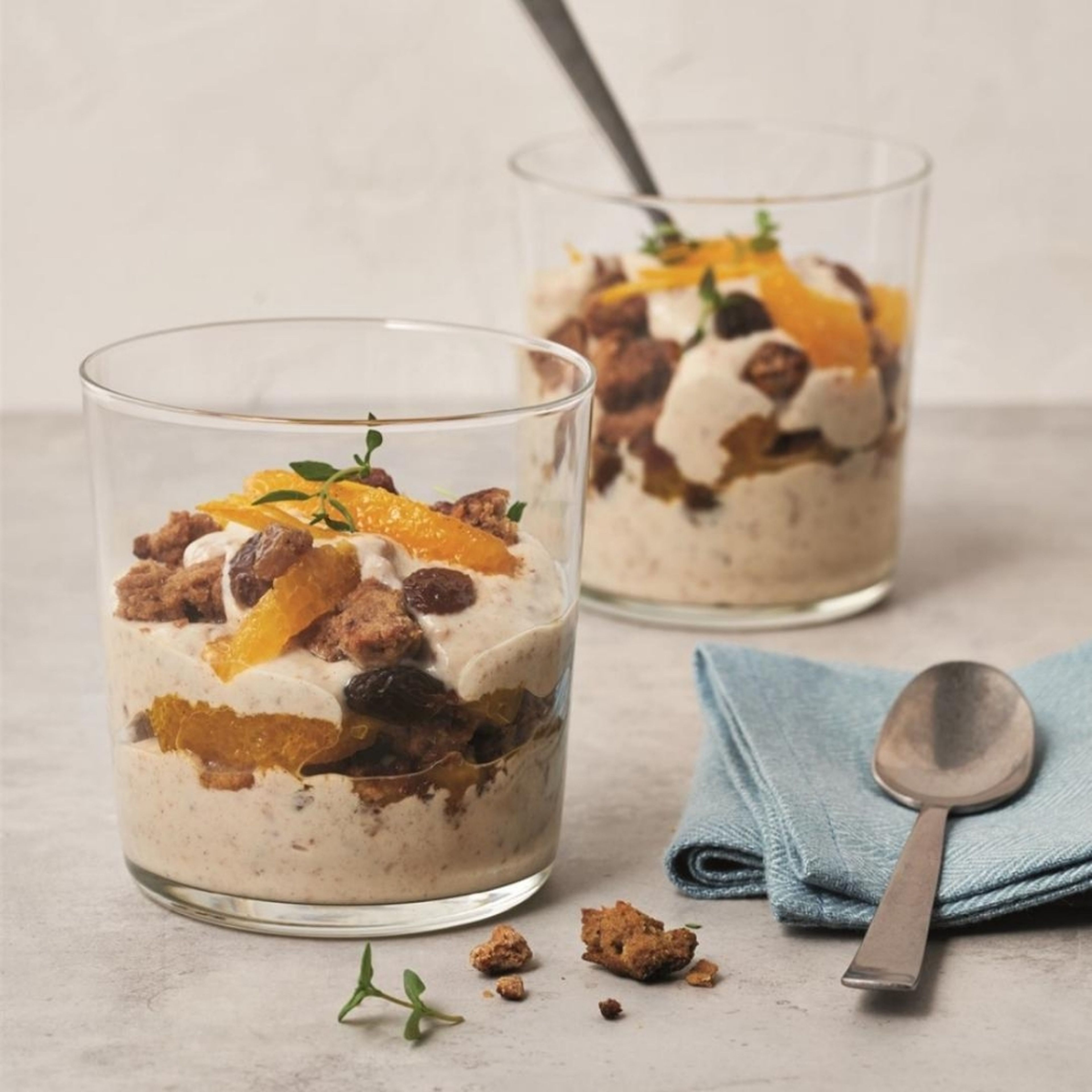 Veganes Quark-Trifle mit Orangenkompott und Crumble