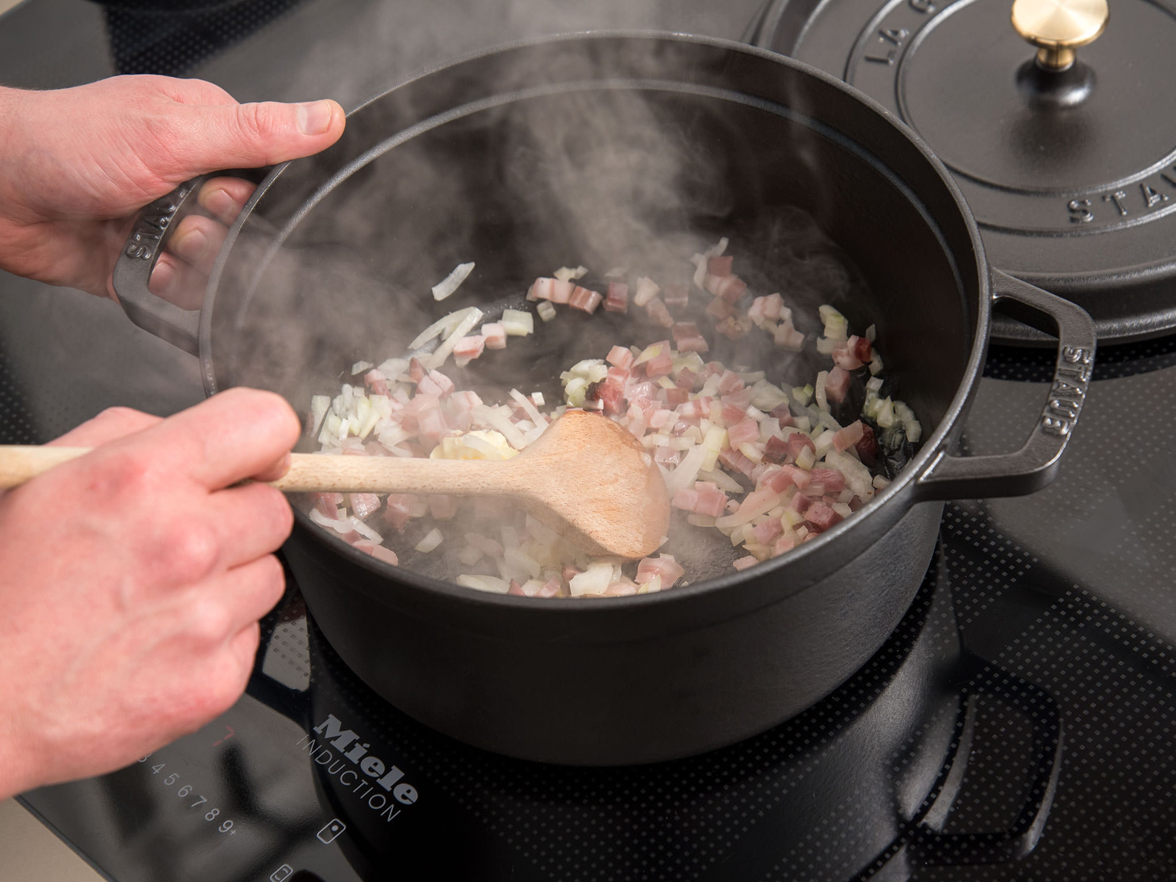 Butter in einem Topf schmelzen und Zwiebelwürfel und Rauchfleisch bei mittlerer Hitze ca. 2 – 3 Min. anbraten. Hähnchenkeulen hinzufügen und nochmal ca. 3 - 5 Min. anbraten. Mit Salz und Pfeffer würzen.