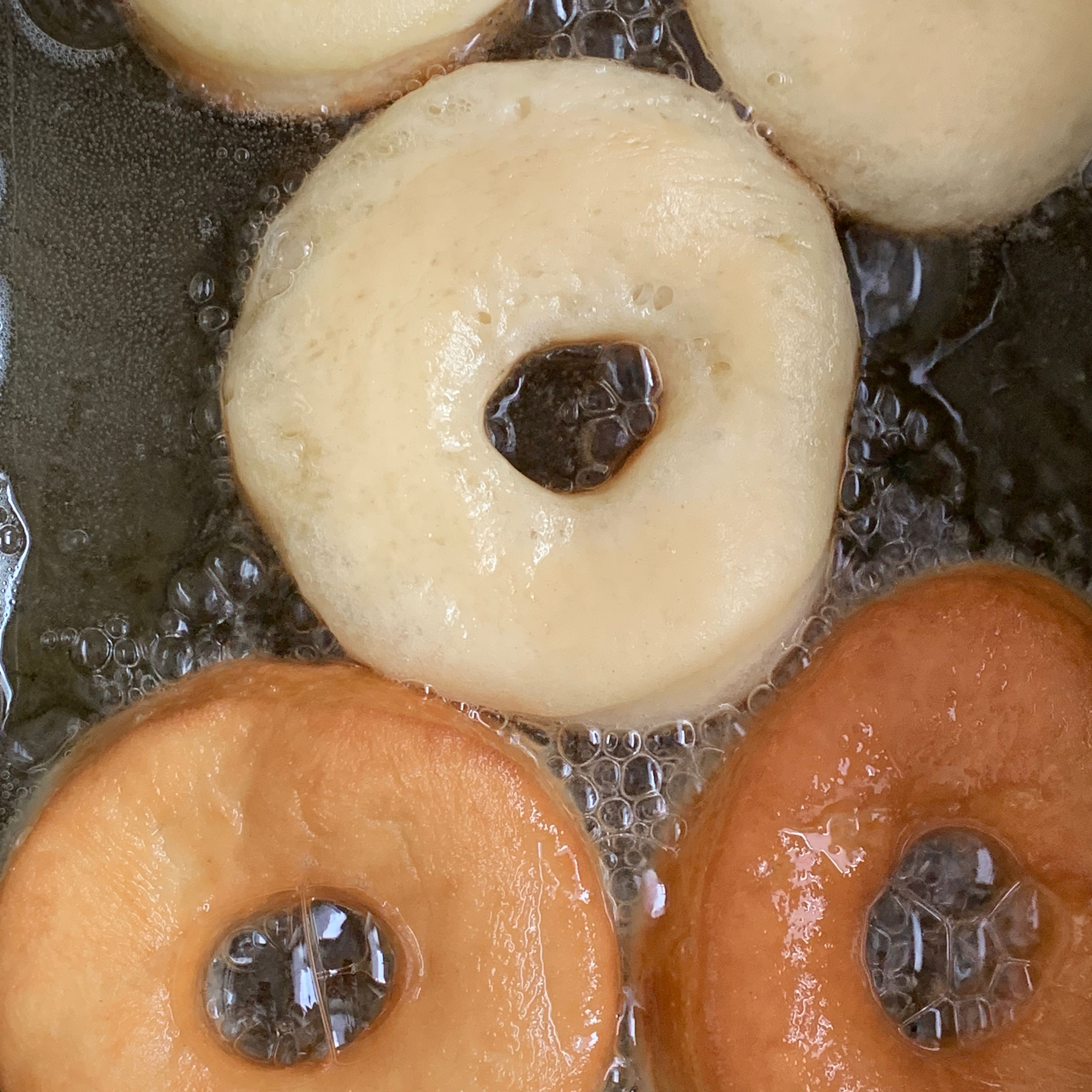 Die Donuts in 165° heißem Frittieröl von jeder Seite goldbraun frittieren￼. Anschließend auf ein Küchentuch trocknen lassen. ￼