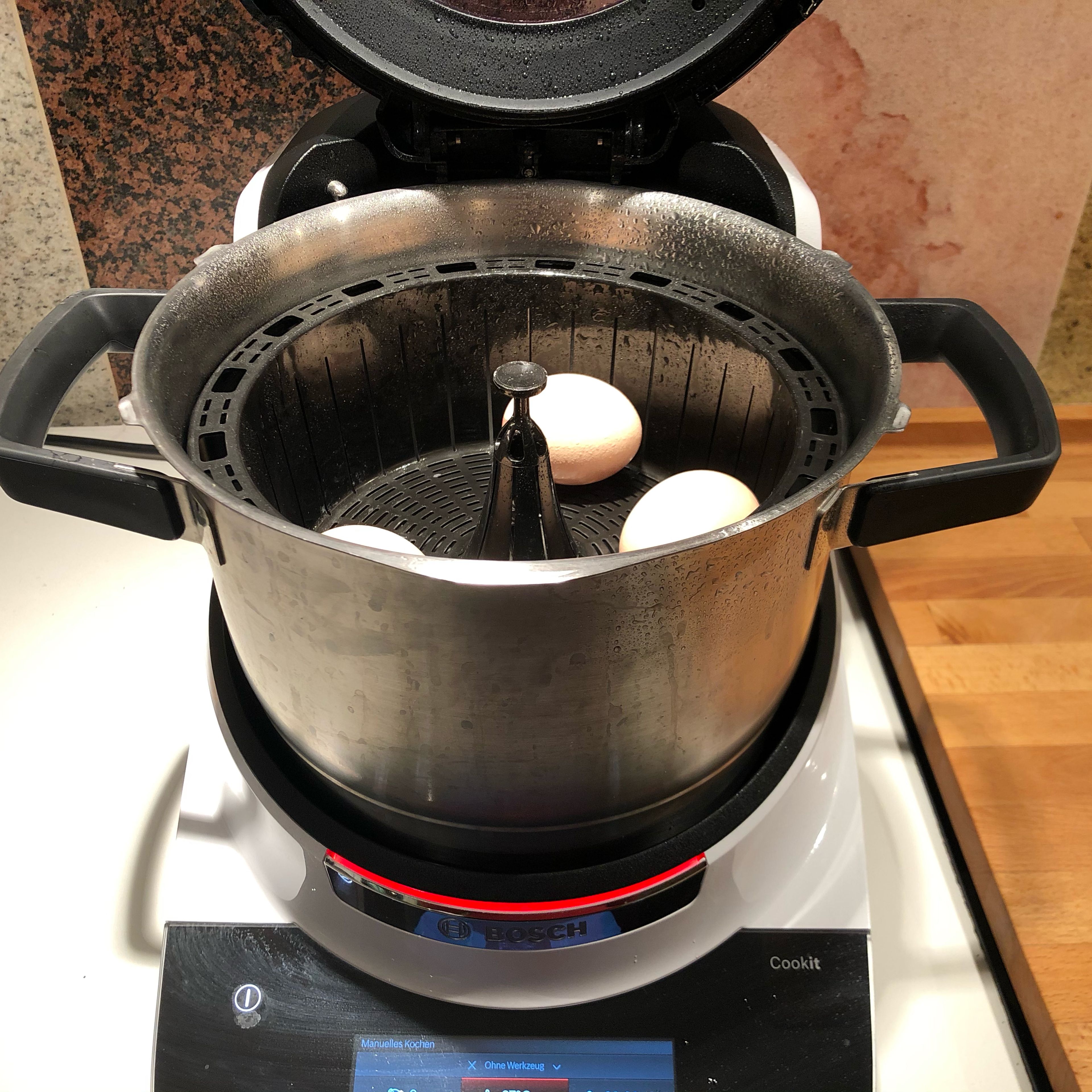 Das Wasser in den Cookit füllen und die Eier (vorher anstechen) in den Dampfgareinsatz geben. Im Automatikprogramm "Dampfgaren" bei geschlossenem Deckel mit eingesetztem Messbecher garen (Automatikprogramm Dampfgaren | Hohe Intensität | 10 Min.).