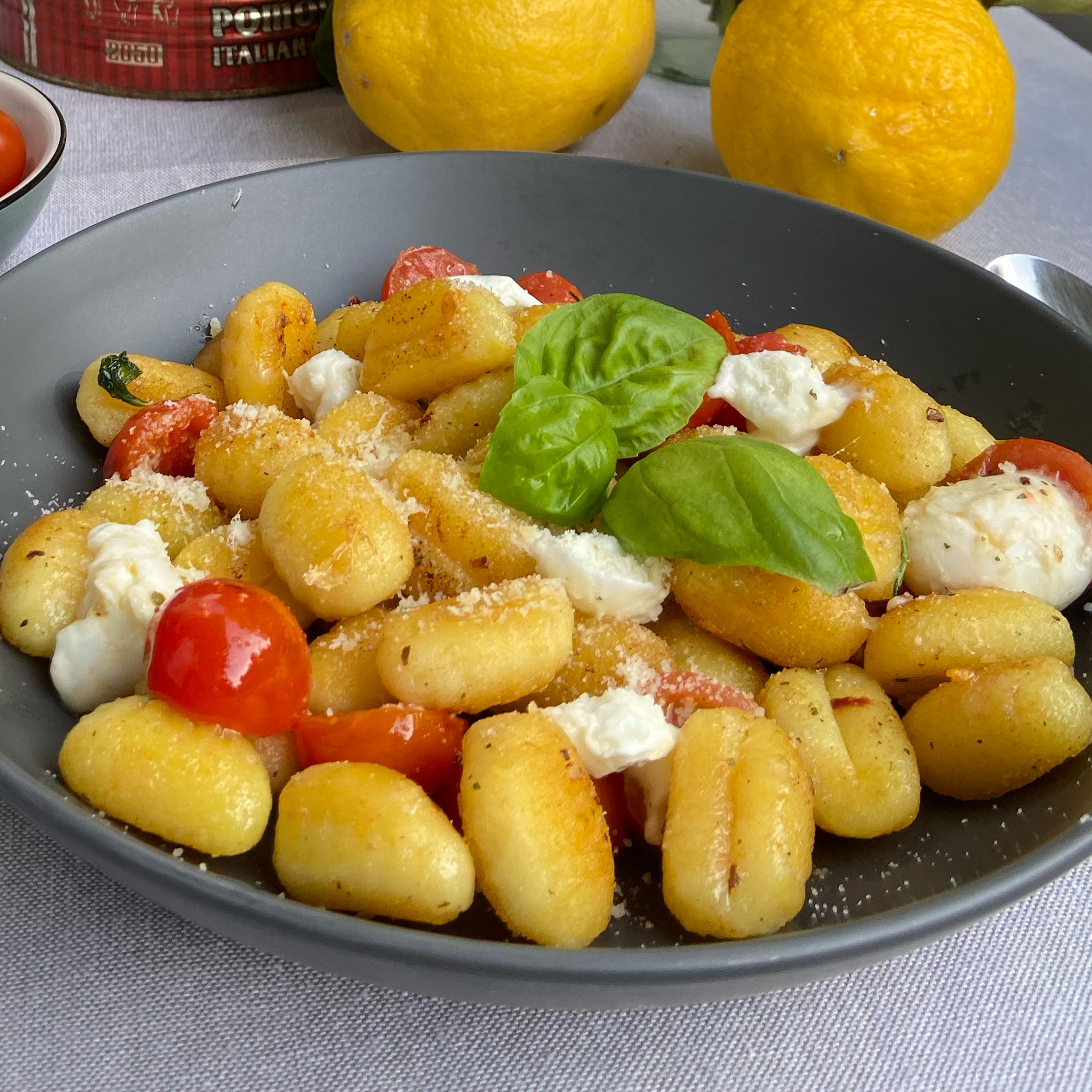 Zu guter letzt den Pfanneninhalt auf einem tiefen Teller platzieren, bei Bedarf mit etwas Parmesan bestreuen und mit etwas Basilikum garnieren. Guten Appetit! ☺️