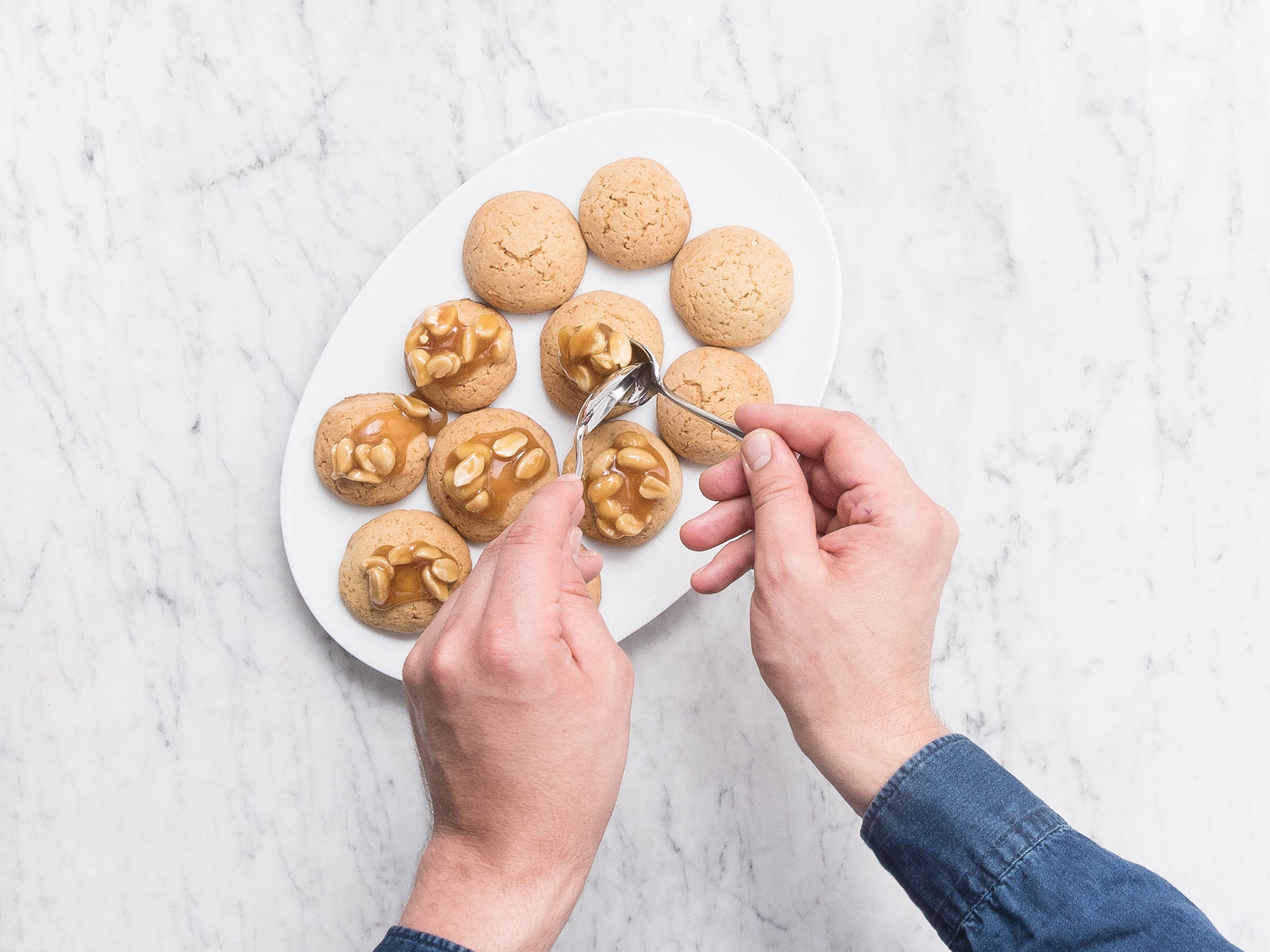 Spoon honey caramel onto the cooled cookies, top with fleur de sel, and chill in the fridge for a further approx. 5 min. to ensure the caramel sets. Enjoy!