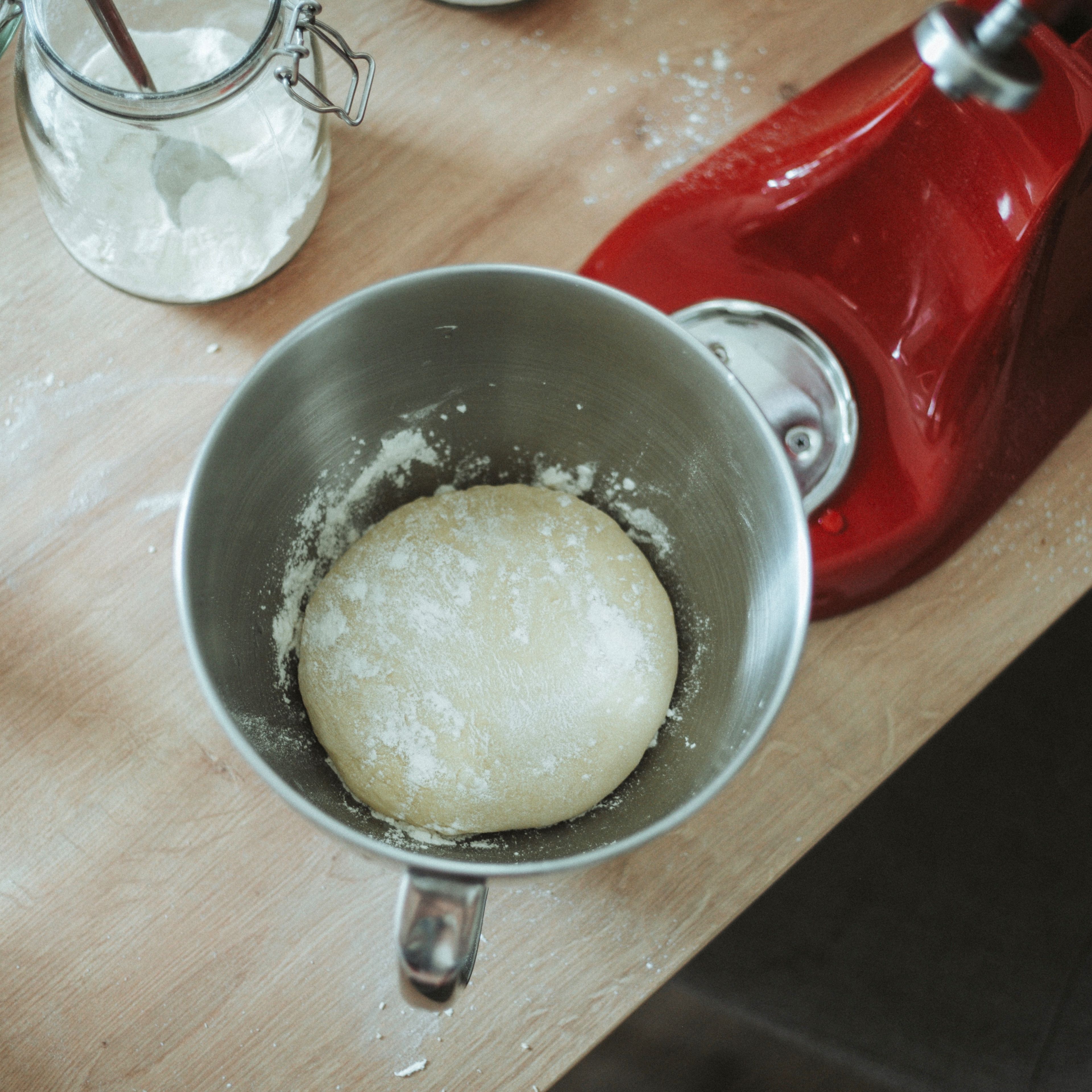 Falls der Teig zu klebrig ist, noch etwas Mehl unterkneten. Den Hefeteig zu einer Kugel formen, mit Mehl bedecken und mit einem feuchten Küchentuch abgedeckt an einem warmen Ort 1 – 2 Stunden gehen lassen.