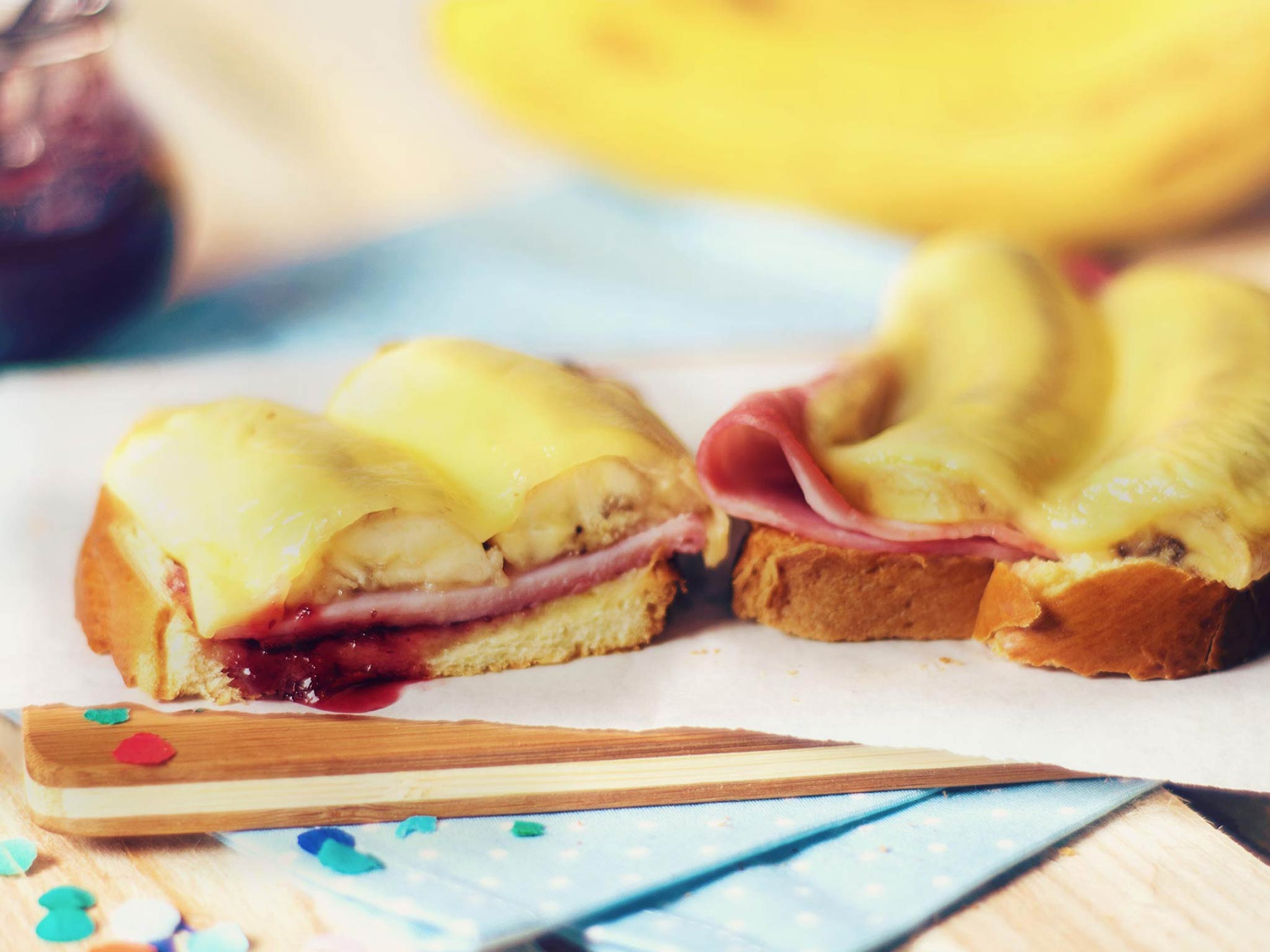 Bananentoast mit Preiselbeermarmelade