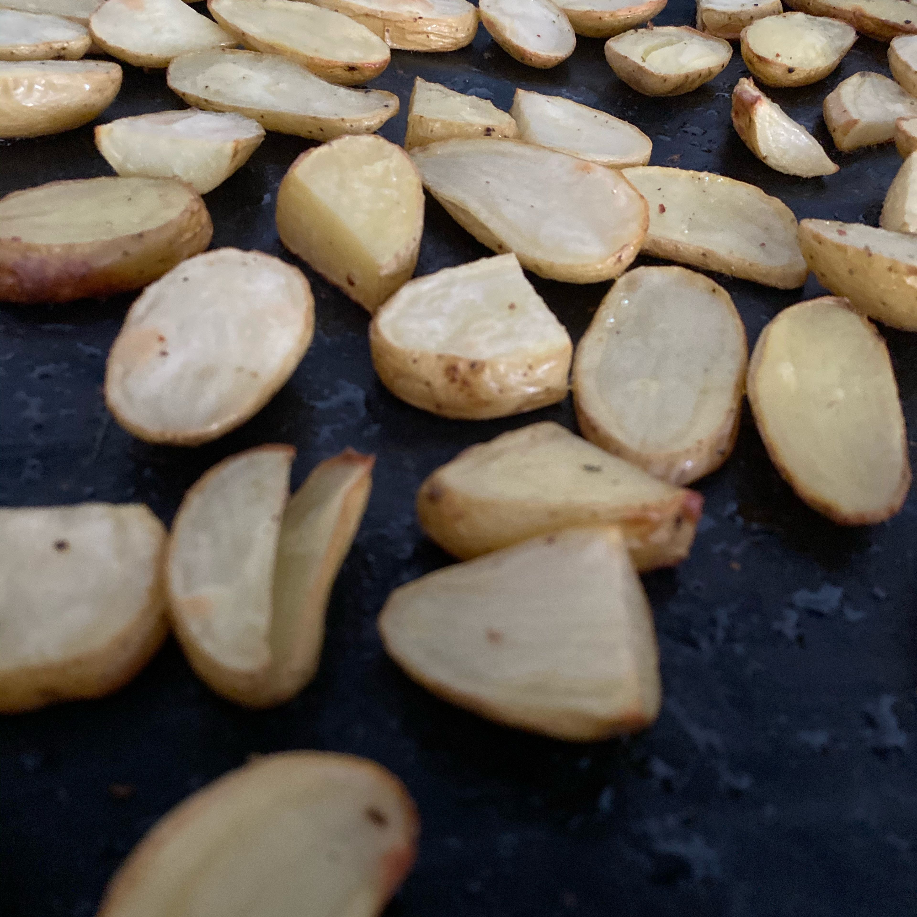 Kartoffeln aus dem Backofen nehmen, wenn sie eine schöne goldbraune Farbe bekommen haben. Kann auch etwas länger als 30 Minuten dauern, je nach Art und Dicke der Kartoffeln.