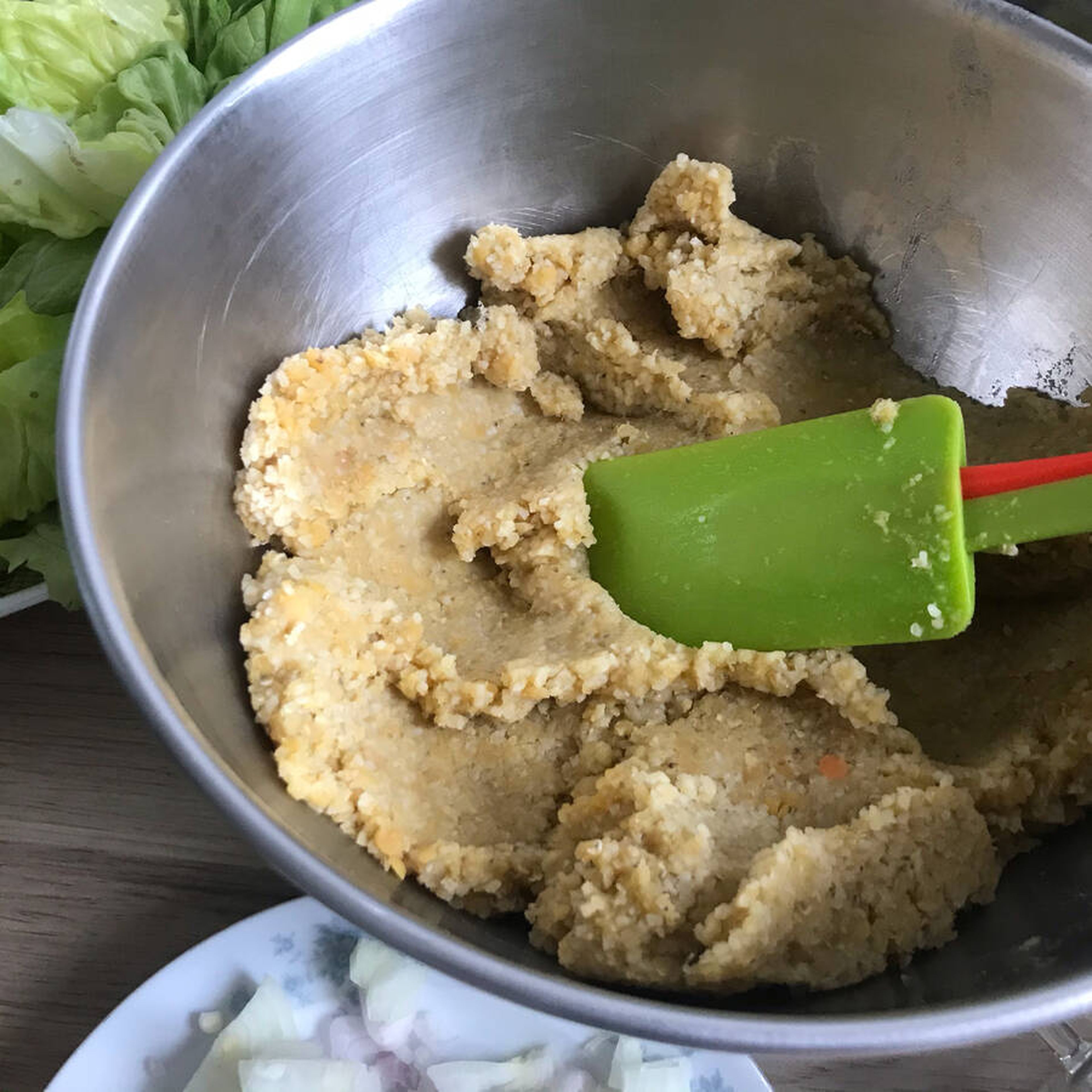 Den Topfinhalt in eine Schüssel füllen. Den Topf kurz auswaschen und den Boden gründlich abwischen. Zwiebeln schälen und klein würfeln. Manuelles Kochen | Ohne Werkzeug | 140 Grad einstellen, das Öl erhitzen und die Zwiebeln darin für 1 Minute andünsten. Tomatenmark, Paprikapaste, Kreuzkümmel und beide Paprikapulver zugeben und für 45 Sekunden ständig rühren und anbraten, bis die Gewürze duften.