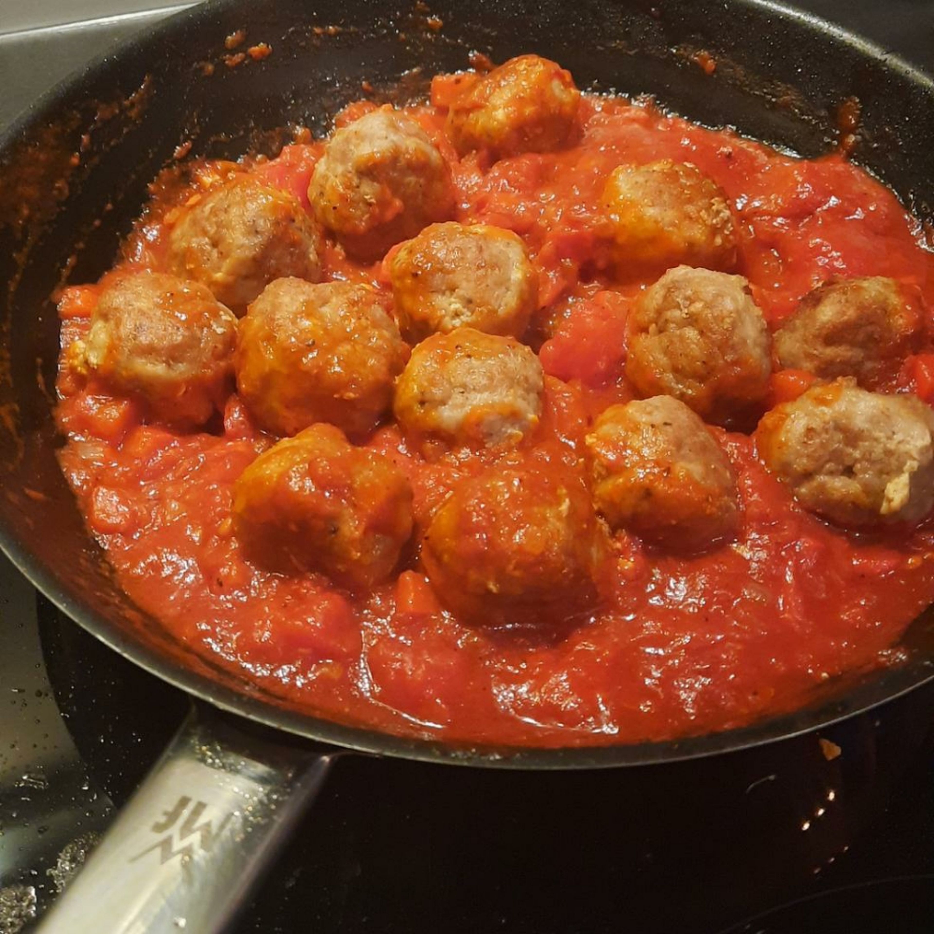 Add the meatballs into the sauce and let them simmer over low heat for approx. 20 min. Garnish with chopped parsley and serve (it looks really nice served in the pan!). Enjoy!
