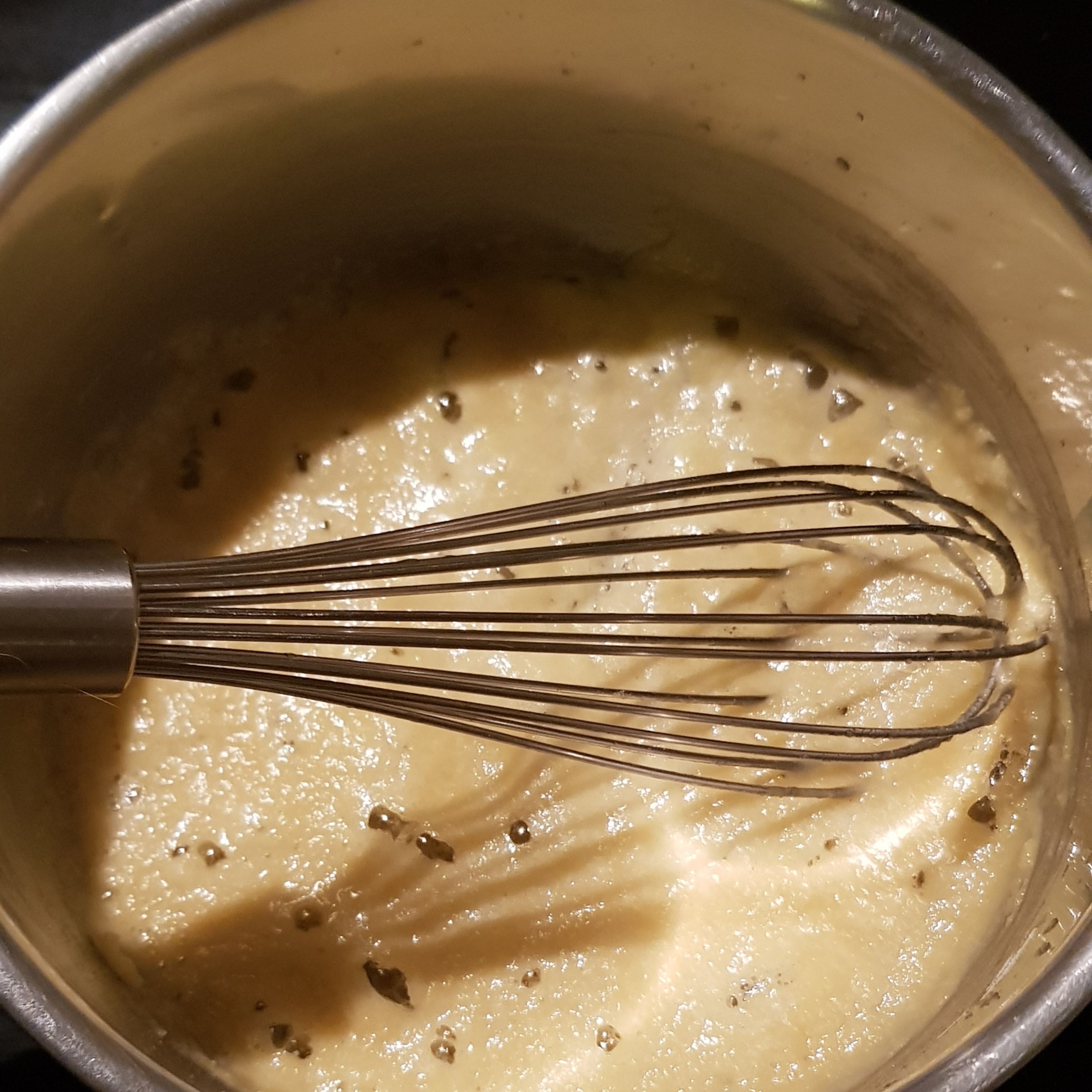 Butter in einem Kochtopf schmelzen lassen. Mit einem Schneebesen das Mehl teelöffelweise unterrühren, bis das Mehl aufgelöst ist.