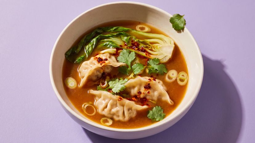 Japanische Gyoza-Suppe mit kräftiger Miso-Brühe und Pak Choi