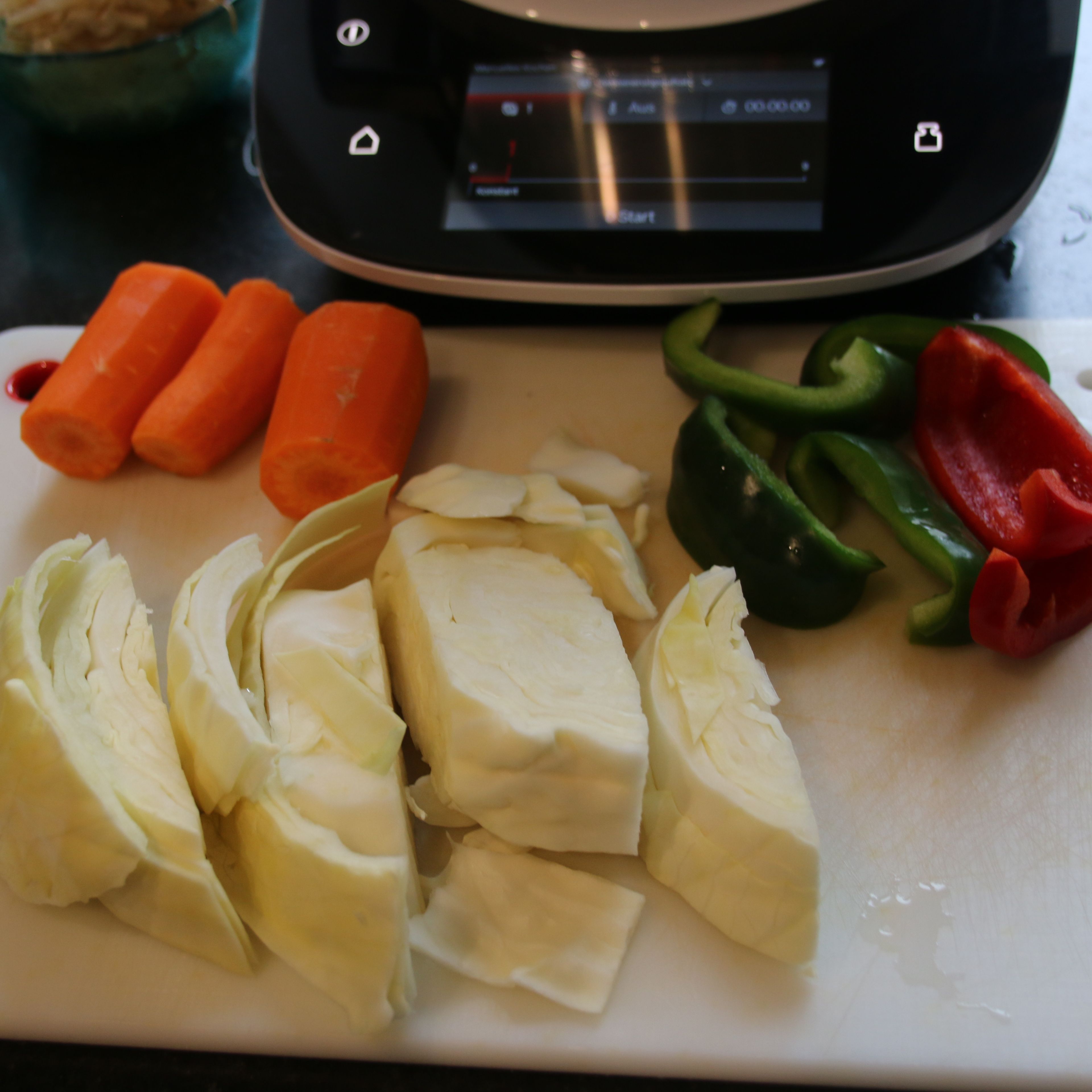Gemüse vorbereiten: Paprika waschen, entkernen und grob zerkleinern, Karotte schälen und grob zerkleinern, Weißkohl in 2-3 cm große Riegel zerteilen.