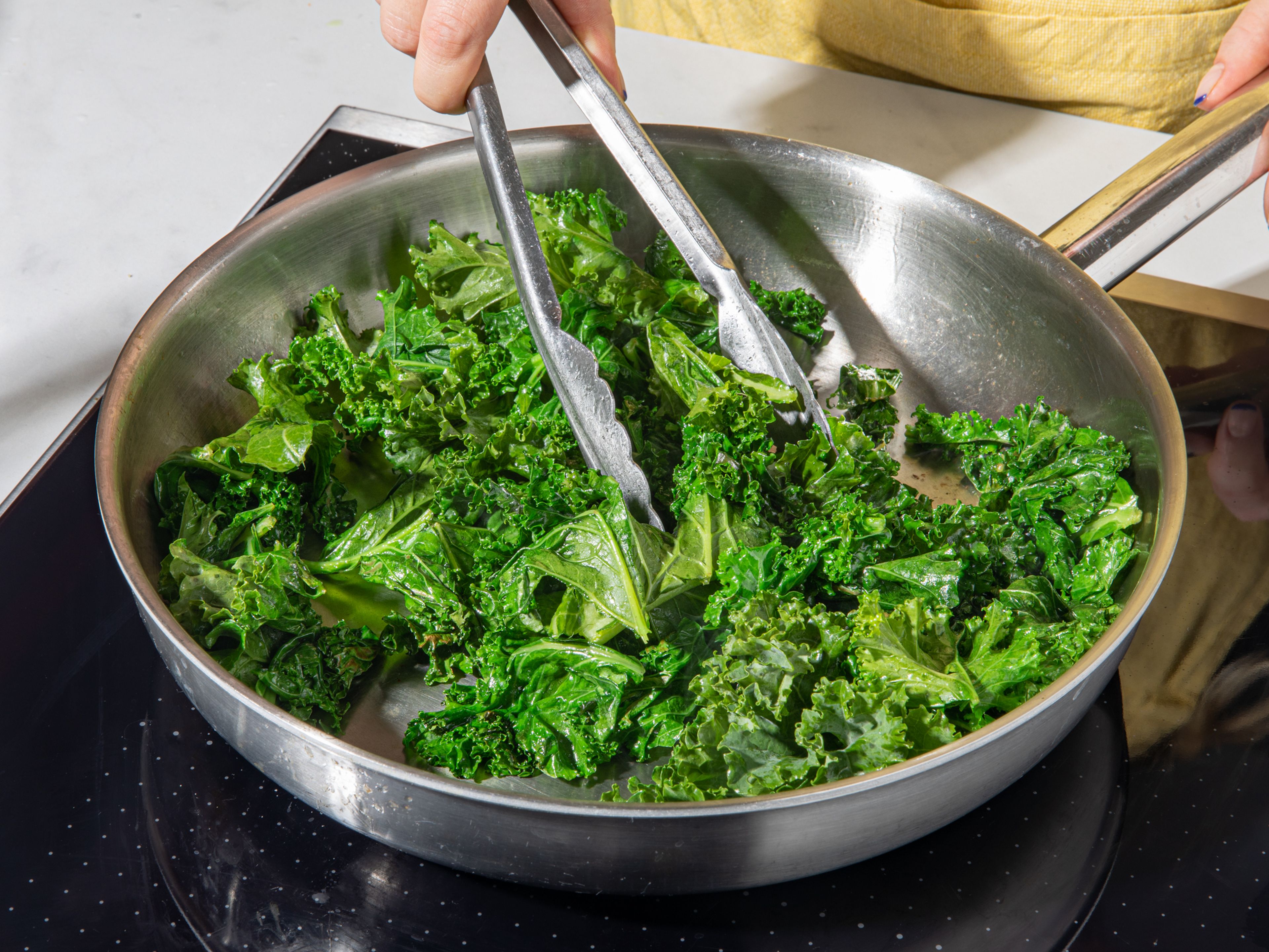 Peel the potatoes and transfer them to a large pot. Cover with cold water, season with generously with salt, and bring to a boil. When cooked through and tender (approx. 30 min.), drain, let cool and slice into approx. 1 cm/⅓-inch thick slices. Wash kale and remove the stalk. Sauté kale in a large pan with a little olive oil until tender. Season with salt and nutmeg and set aside. Peel and mince shallots and garlic. In the same pan set over medium-high heat, sauté the peas in a little butter for approx. 2 – 3 min. Season with salt, pepper, lemon juice, and lemon zest. Mash coarsely in the pan using a fork and set aside. Slice cooked beets and season with salt.