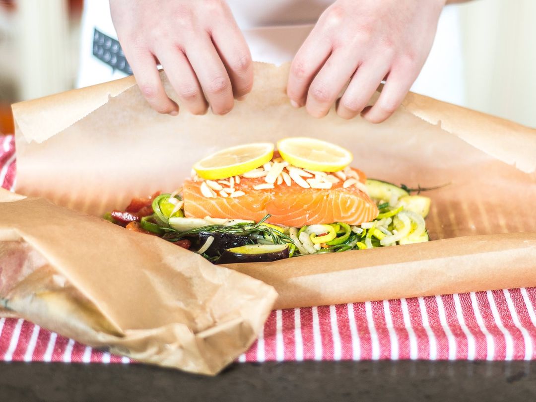 Gedämpfter Lachs aus dem Päckchen auf Gemüsebett | Rezept | Kitchen Stories