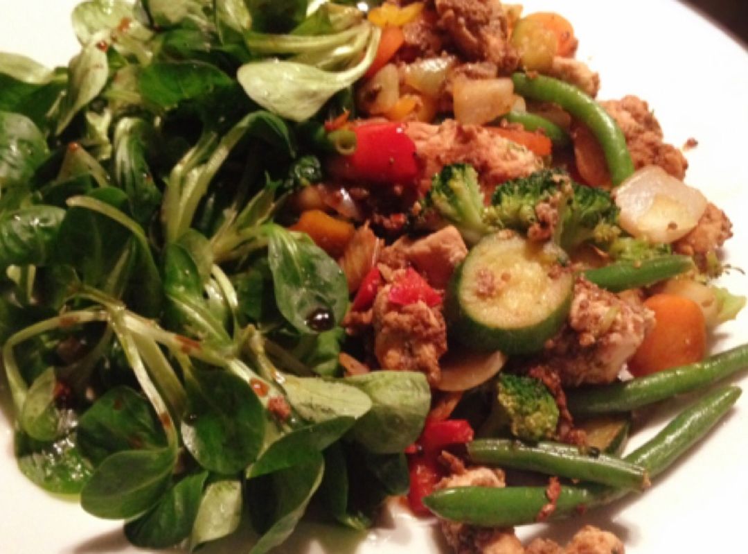 Spicy chicken with vegetables and lamb's lettuce | Recipe | Kitchen Stories