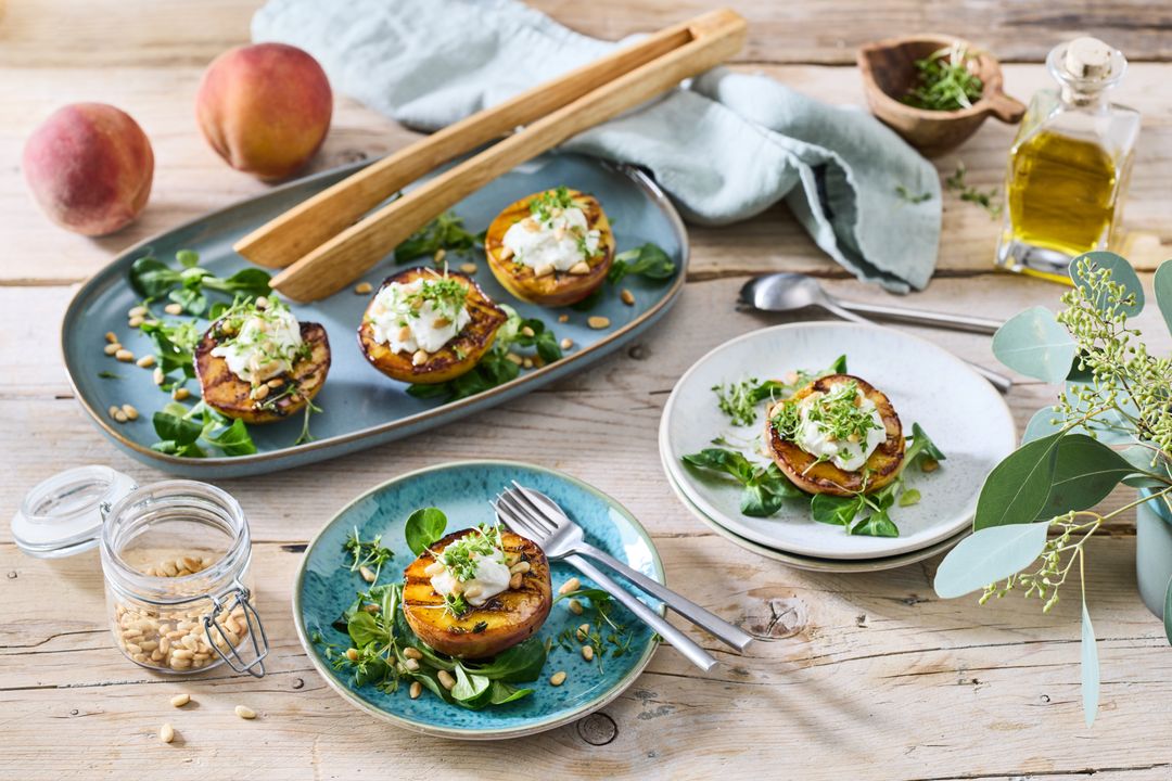 Gegrillter Pfirsich mit Ziegenkäsefüllung