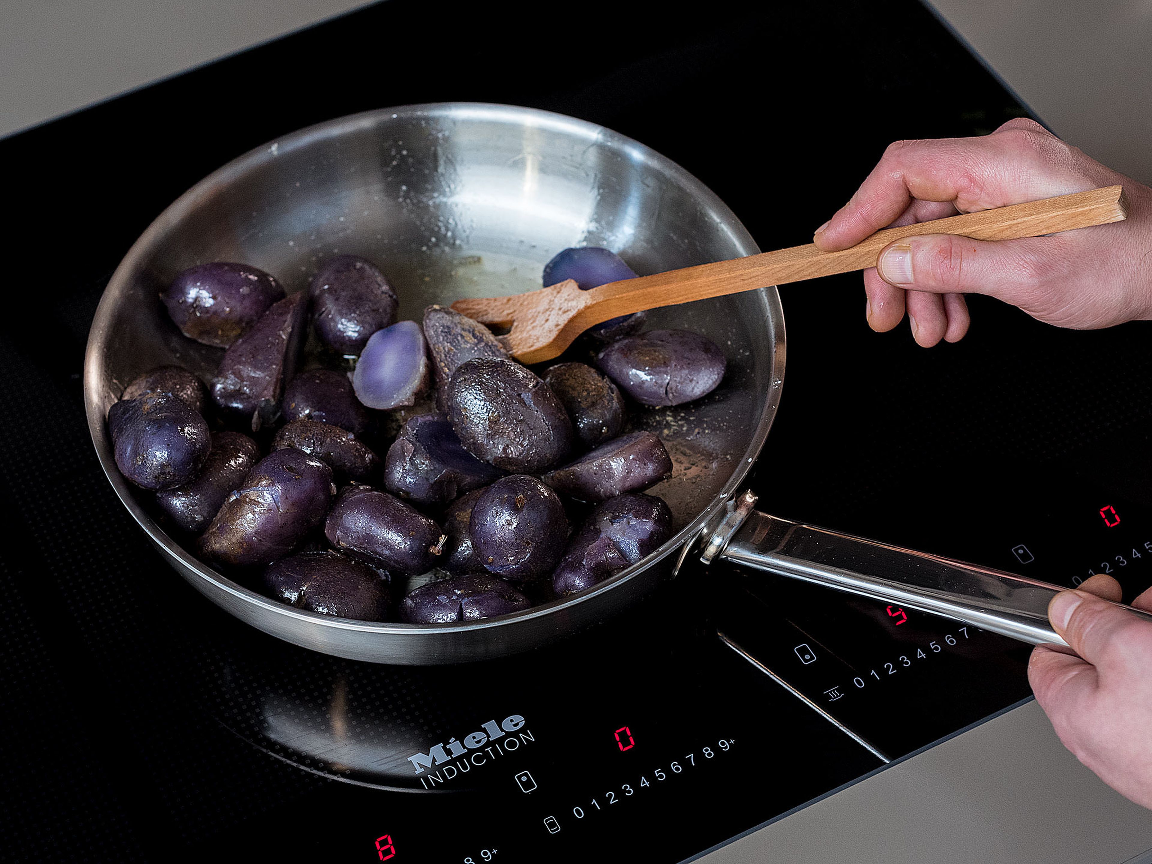Die gekochten Kartoffeln mit einem Messer leicht zerdrücken. Olivenöl in einer Pfanne auf mittlerer Stufe erhitzen. Kartoffeln in die Pfanne geben, mit Salz abschmecken und für ca. 20 Min. braten, bis sie von beiden Seiten leicht knusprig sind.