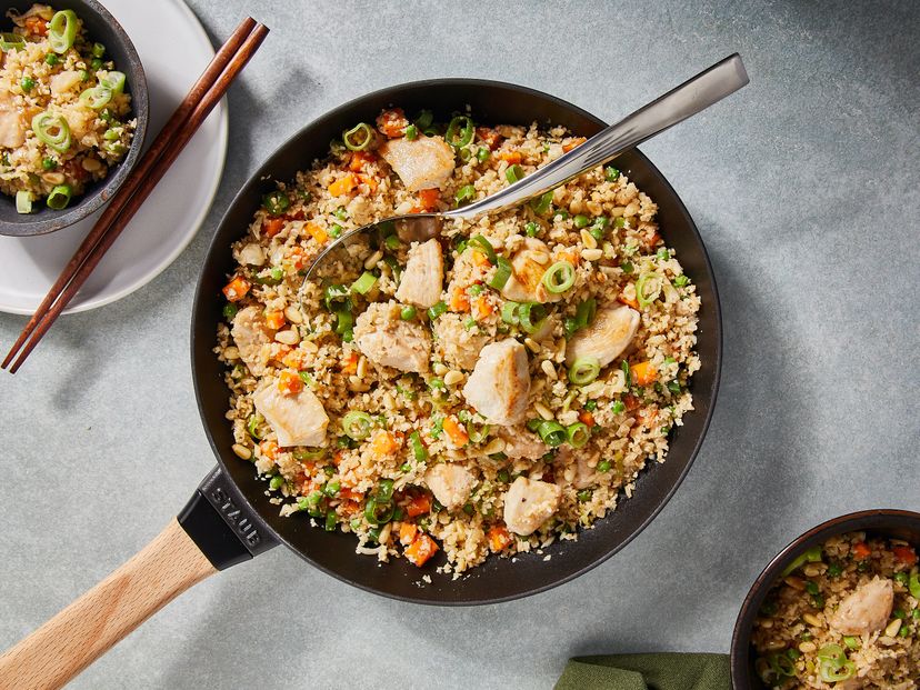Gebratener Blumenkohlreis mit Hähnchenbrustfilet