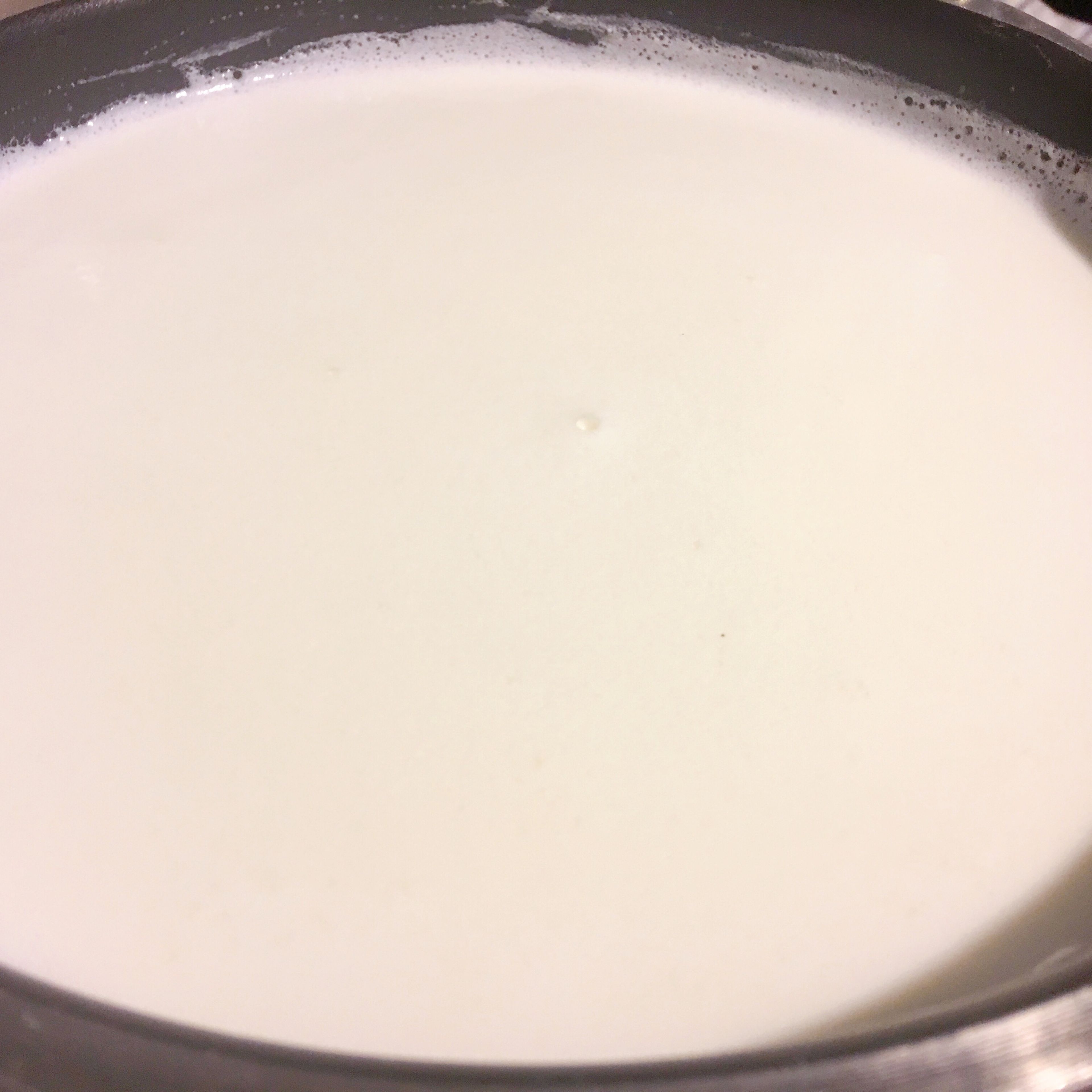 Pour whole milk into a pot. Heat slowly with medium-low heat and bring it to the boil. Make sure to stir it occasionally so that it doesn’t burn at the bottom of the pot.