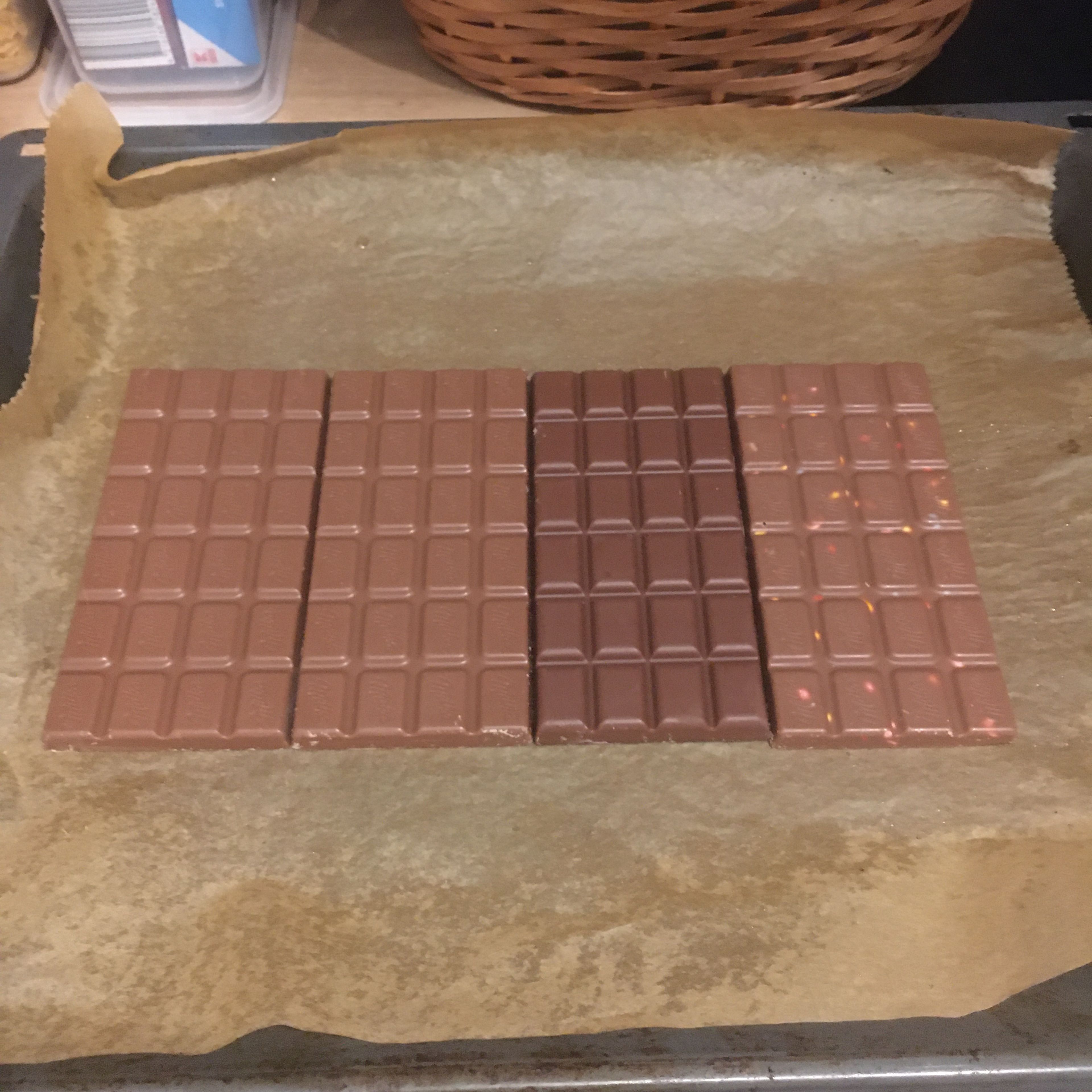 Schokoladentafeln auf Ein Backblech Nebeneinander legen