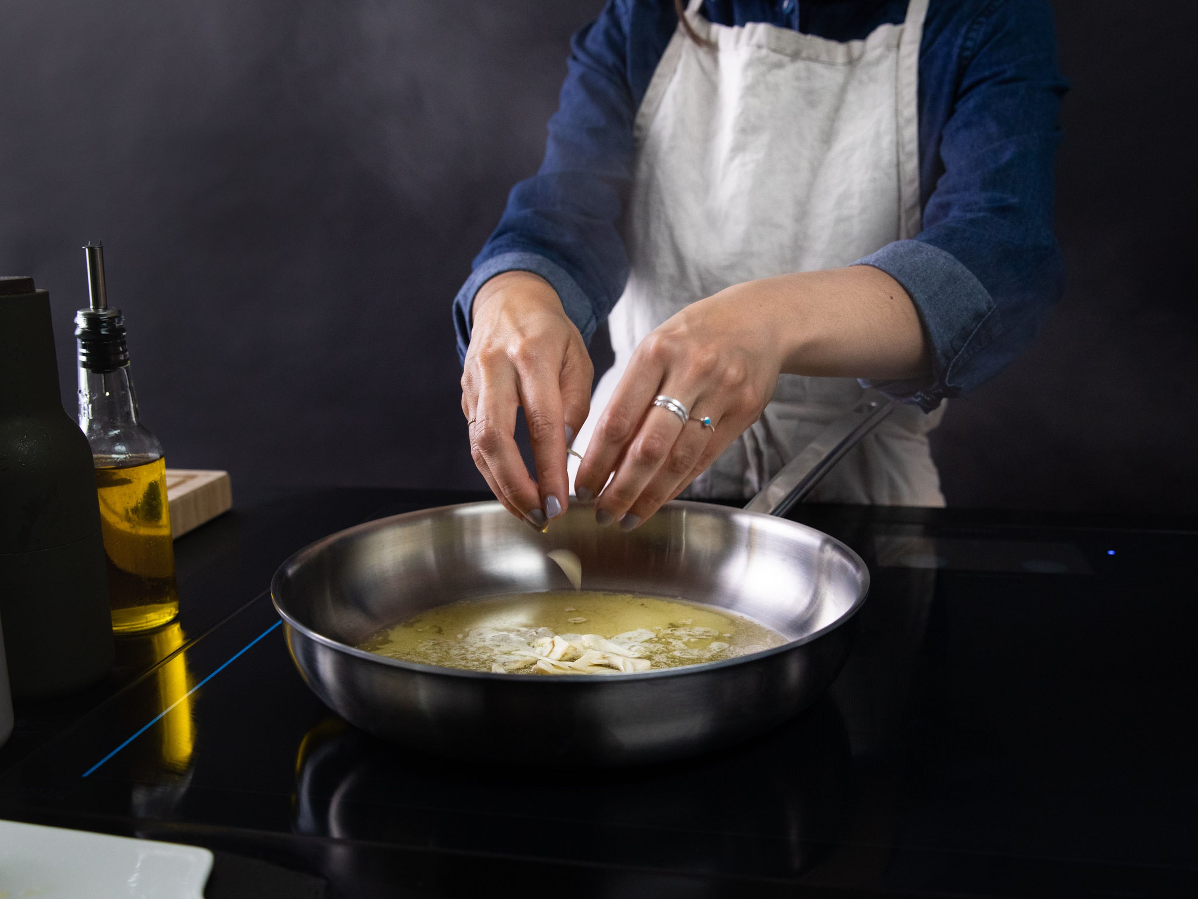 In einer anderen großen Pfanne Butter bei niedriger Temperatur schmelzen lassen. Knoblauch hinzufügen und ca. 10 Min. dünsten bis die Butter braun wird.