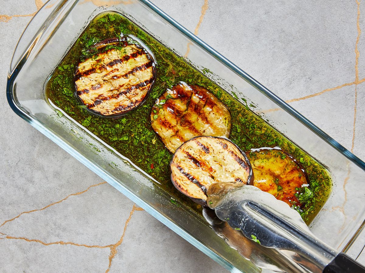 Gegrillte Aubergine mit Kräuter-Knoblauch-Dressing | Rezept | Kitchen ...