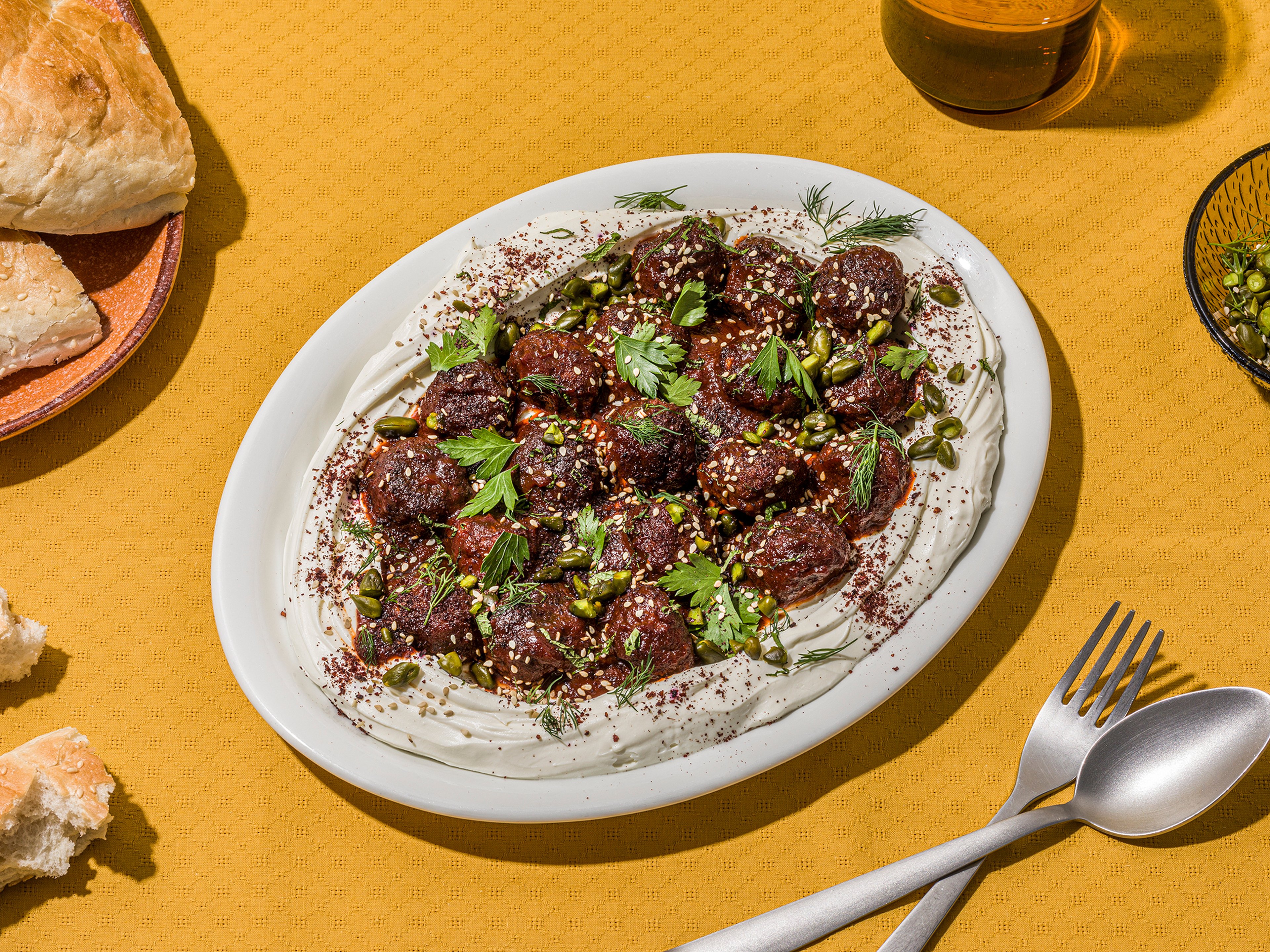 Harissa-glasierte Gemüsebällchen mit Labneh