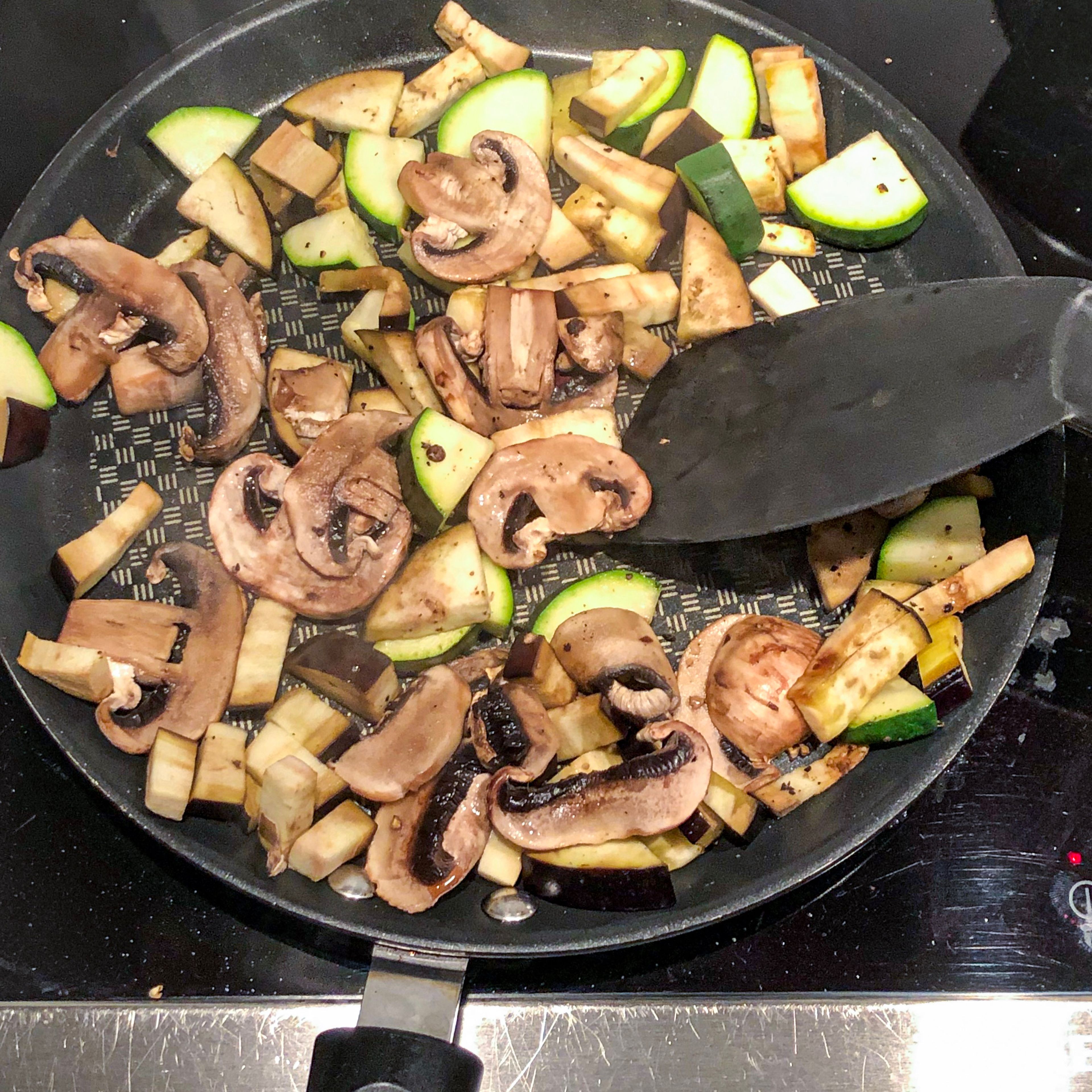 Während das Risotto einkocht, das Gemüse in einer Pfanne anbraten. Mit Salz und Pfeffer würzen und ca 10 Minuten anbraten, bis das Gemüse schön durch ist.