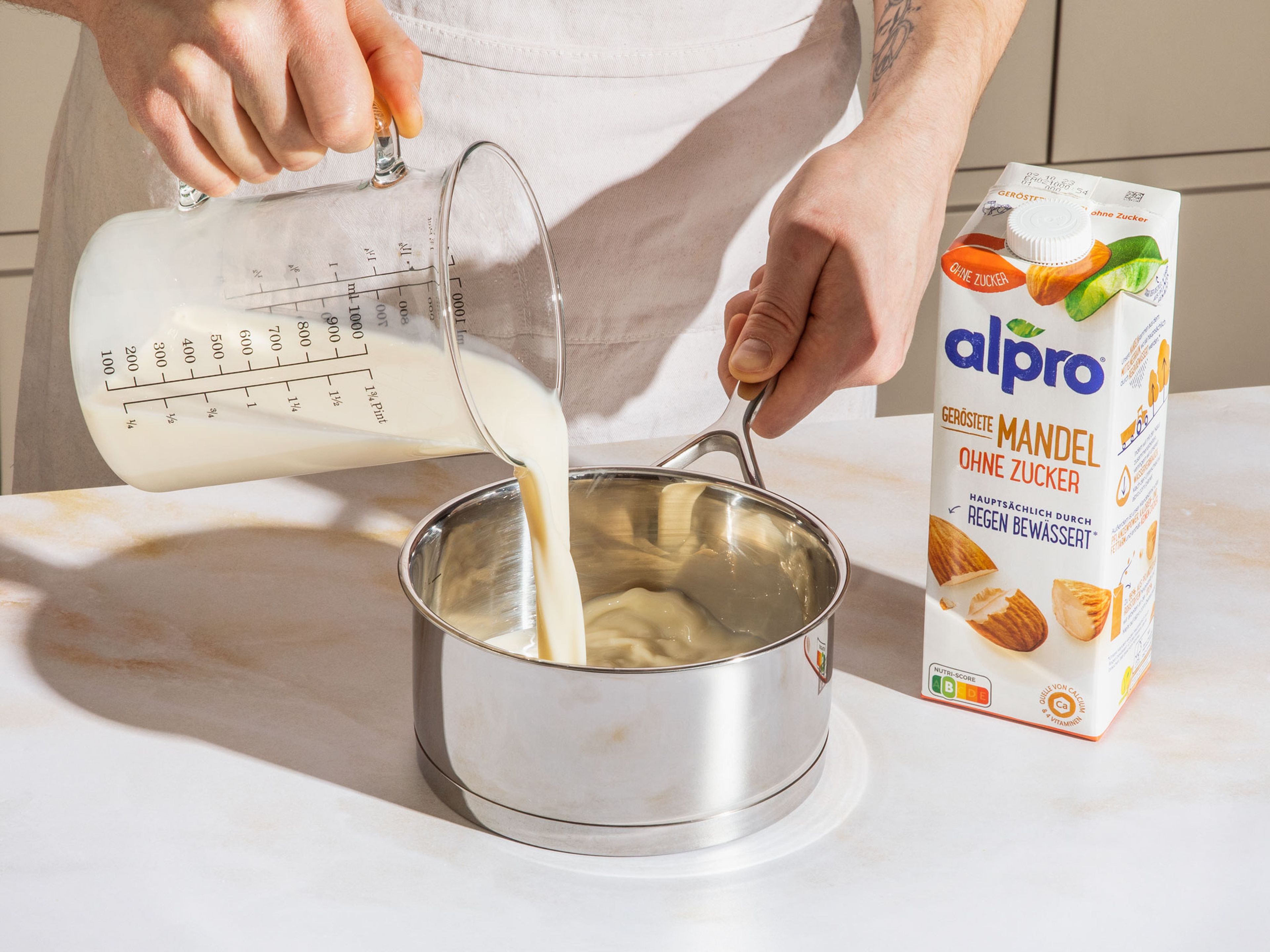 Alpro Mandeldrink Ohne Zucker in einen Topf gießen und auf dem Herd erhitzen. Mais, Gemüsebrühe, Haferflocken, Kurkuma und Kreuzkümmel einrühren und 1 – 2 Min. bei geringer Hitze simmern lassen. Gelegentlich umrühren und mit Salz und Pfeffer abschmecken.