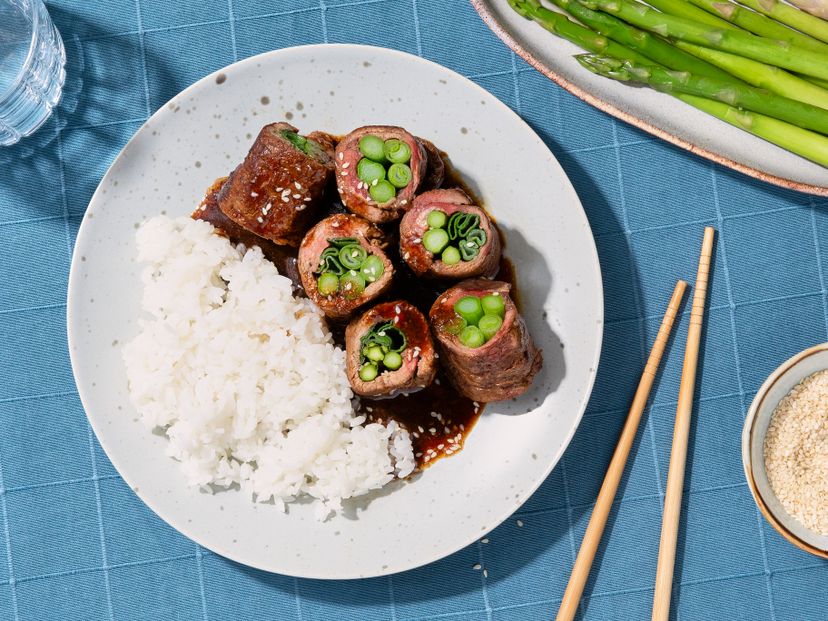 Negimaki mit grünem Spargel (Japanische Rinderrouladen)