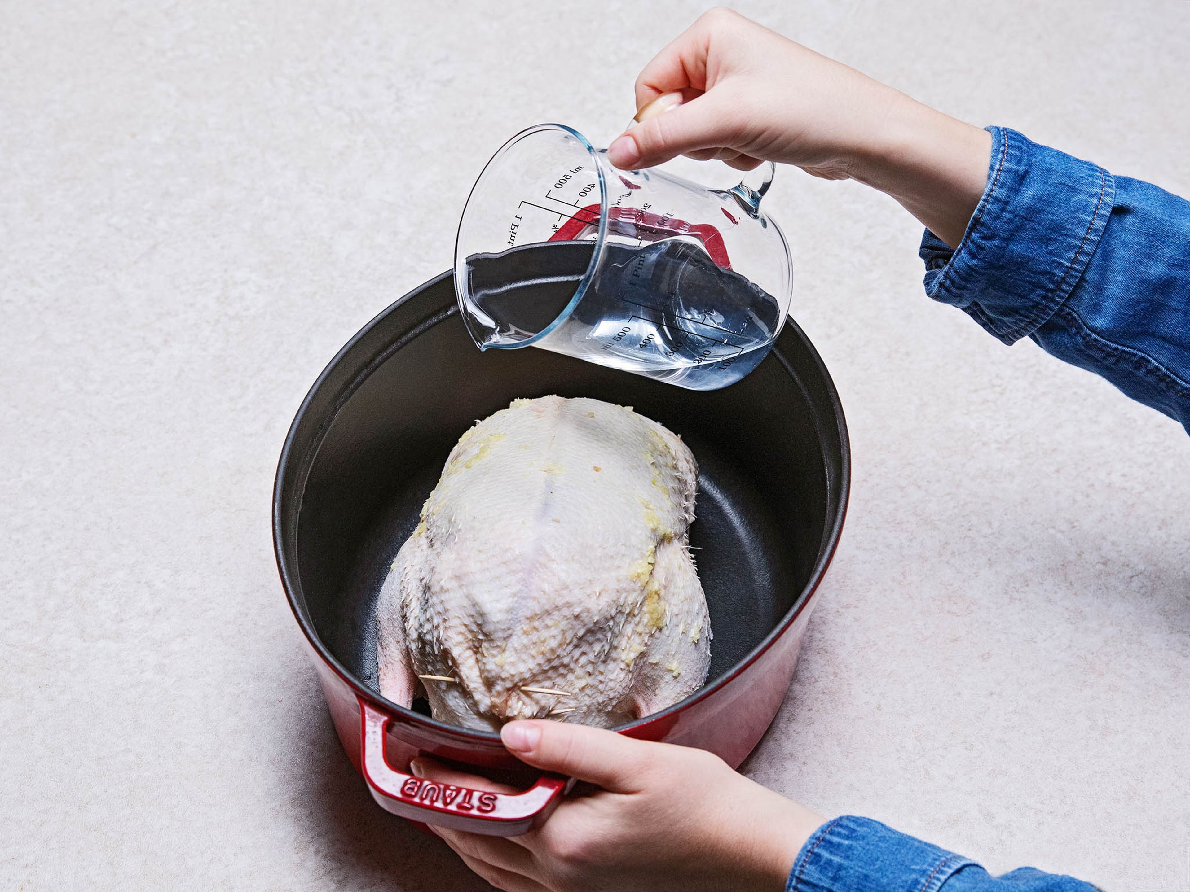 Ente in einen Bräter legen. 100 ml Wasser hinzufügen und abgedeckt im Ofen für 2,5 Std. garen. Deckel entfernen und Ofen auf 200°C erhitzen. Für 40 Min. weitergaren.