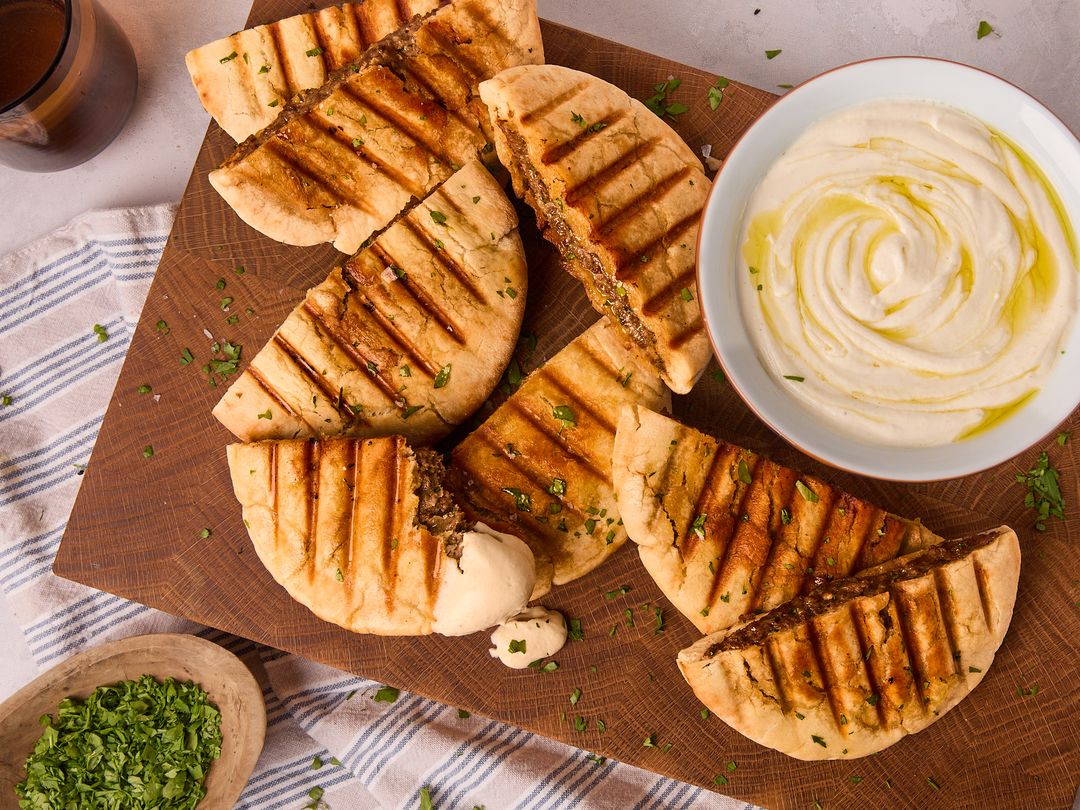 Würzige Arayes mit Joghurt-Dip (Gefüllte Pita-Taschen)