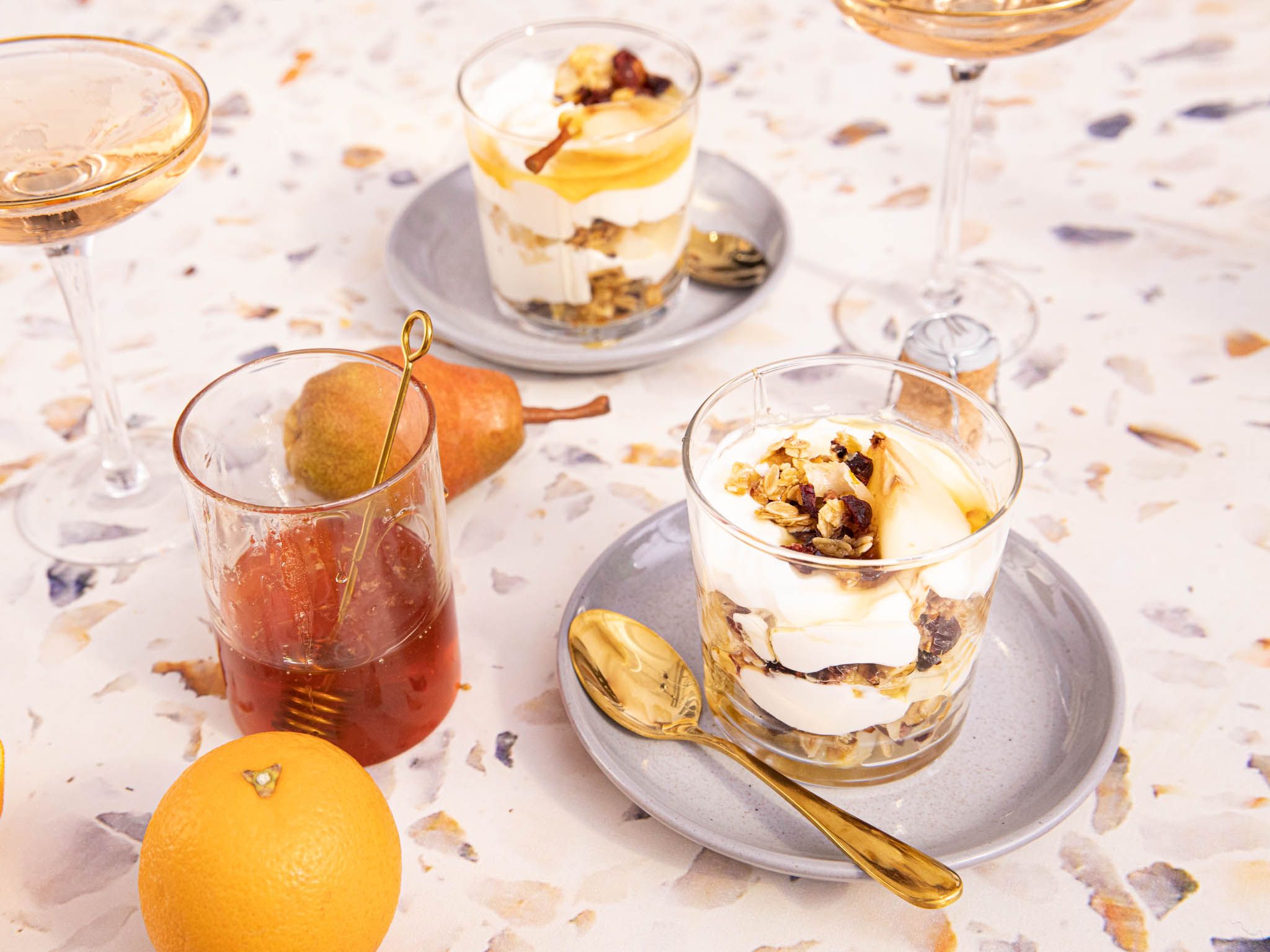 Joghurt-Granola-Parfait mit pochierter Birne | Rezept | Kitchen Stories