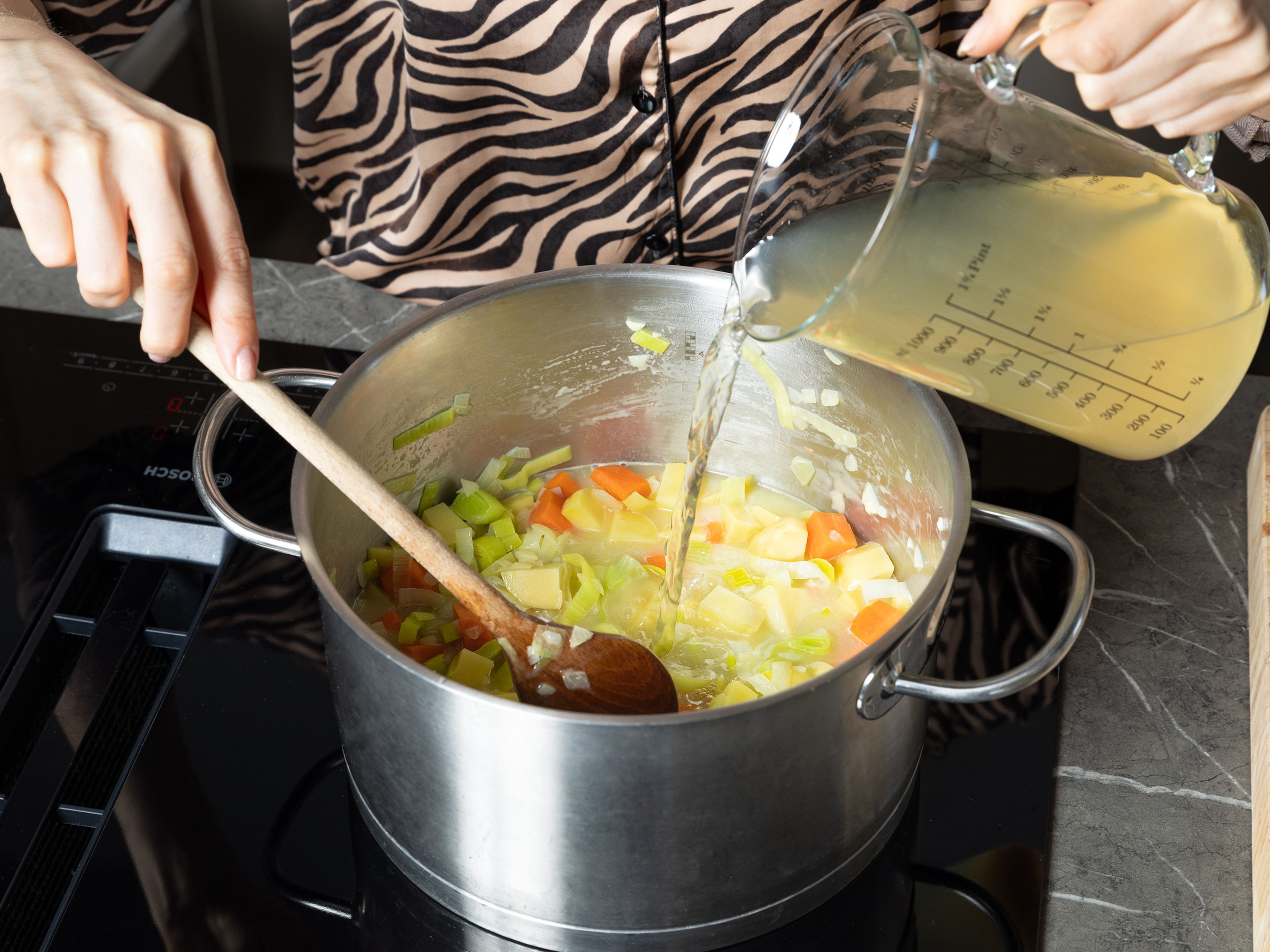 Butter in einem großen Topf bei mittlerer Hitze schmelzen. Gemüse zugeben und ca. 5 Min. andünsten, bis es weich ist. Mit Salz und Pfeffer würzen. Mit Brühe und Gewürzgurkenwasser ablöschen und zum Kochen bringen. Die Hitze auf mittlere bis niedrige Stufe reduzieren und zugedeckt ca. 15 Min. kochen, bis die Kartoffeln gabelzart sind.