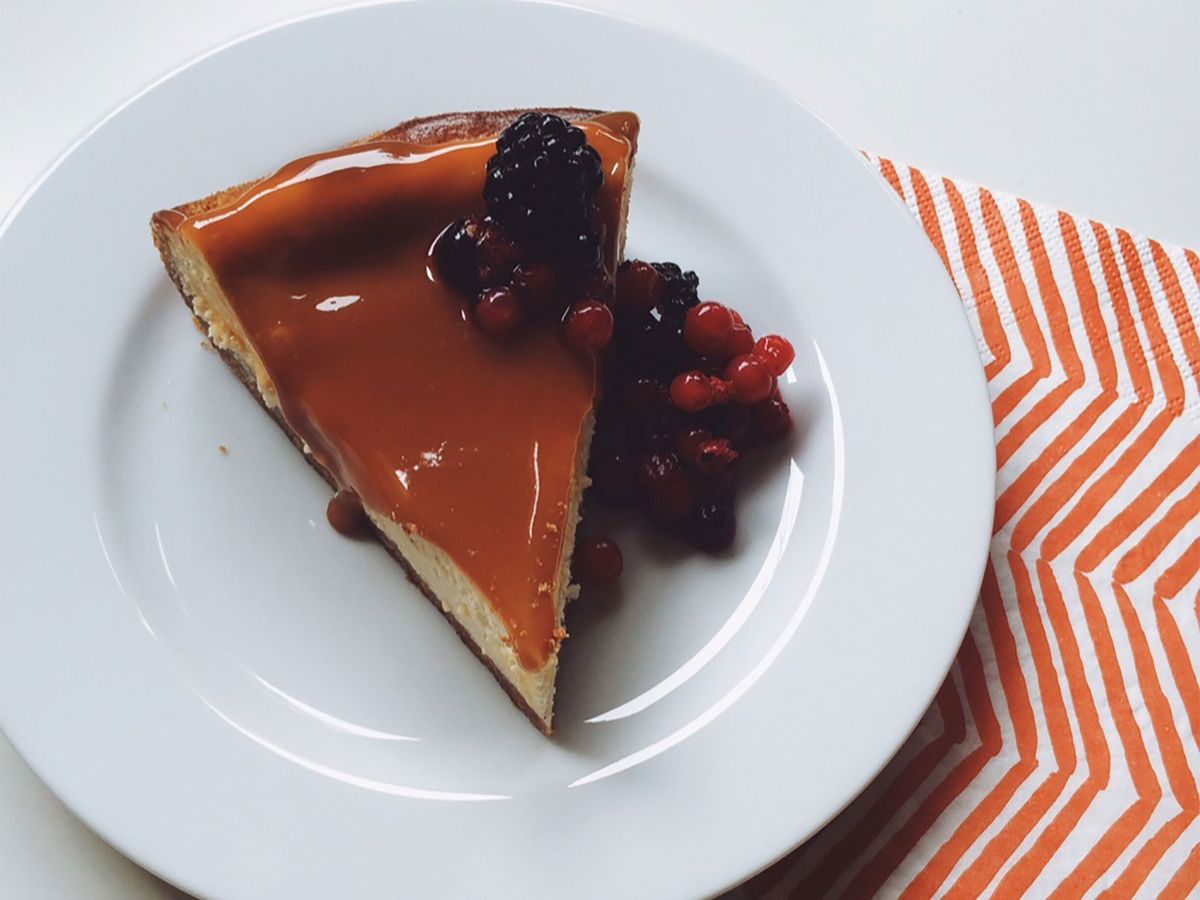 Cheesecake with caramel sauce and berries | Recipe | Kitchen Stories