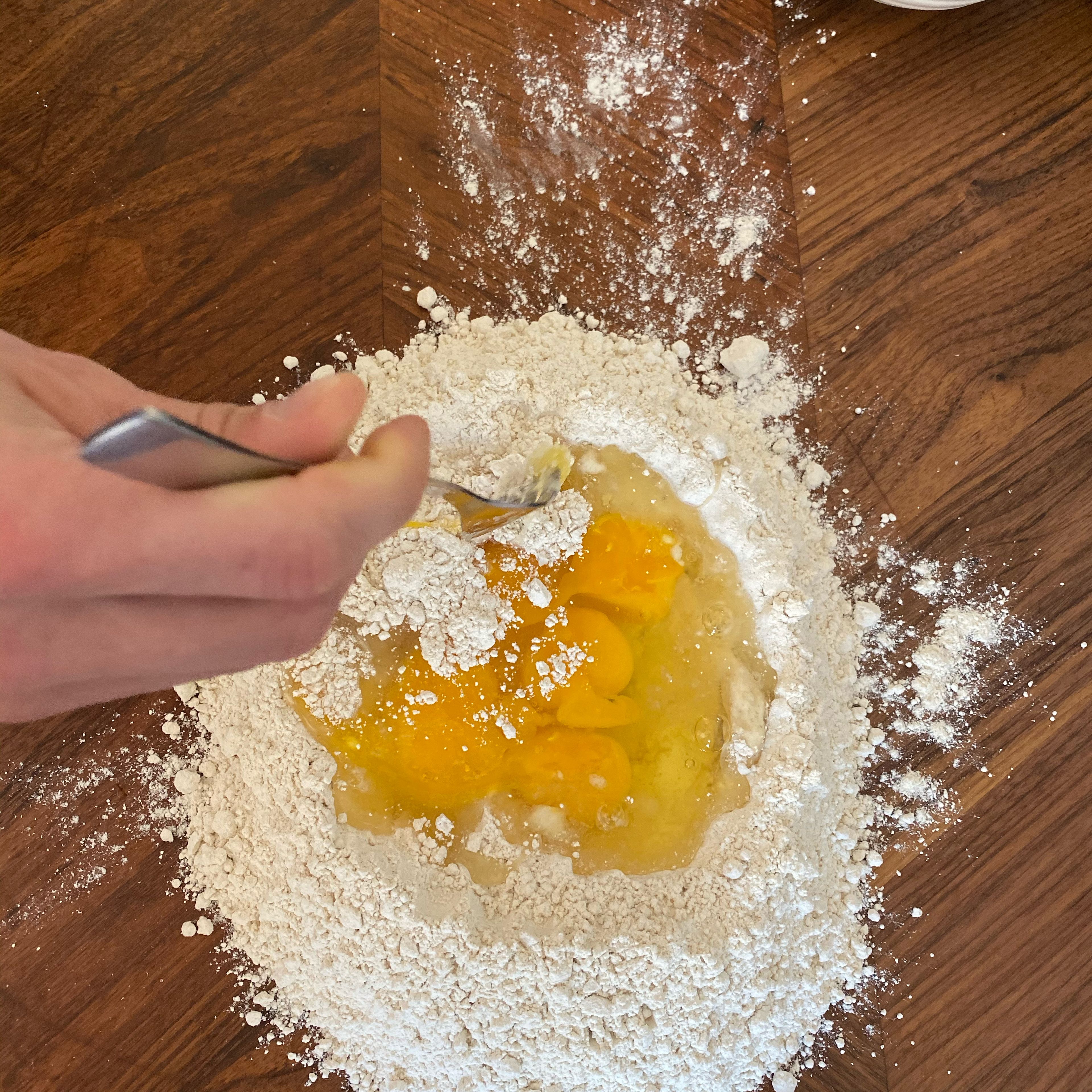 Die Eier mit einer Gabel vorsichtig mit dem Mehl vermengen und das ganze mindestens 10 Minuten zu einem glatten Teig kneten.