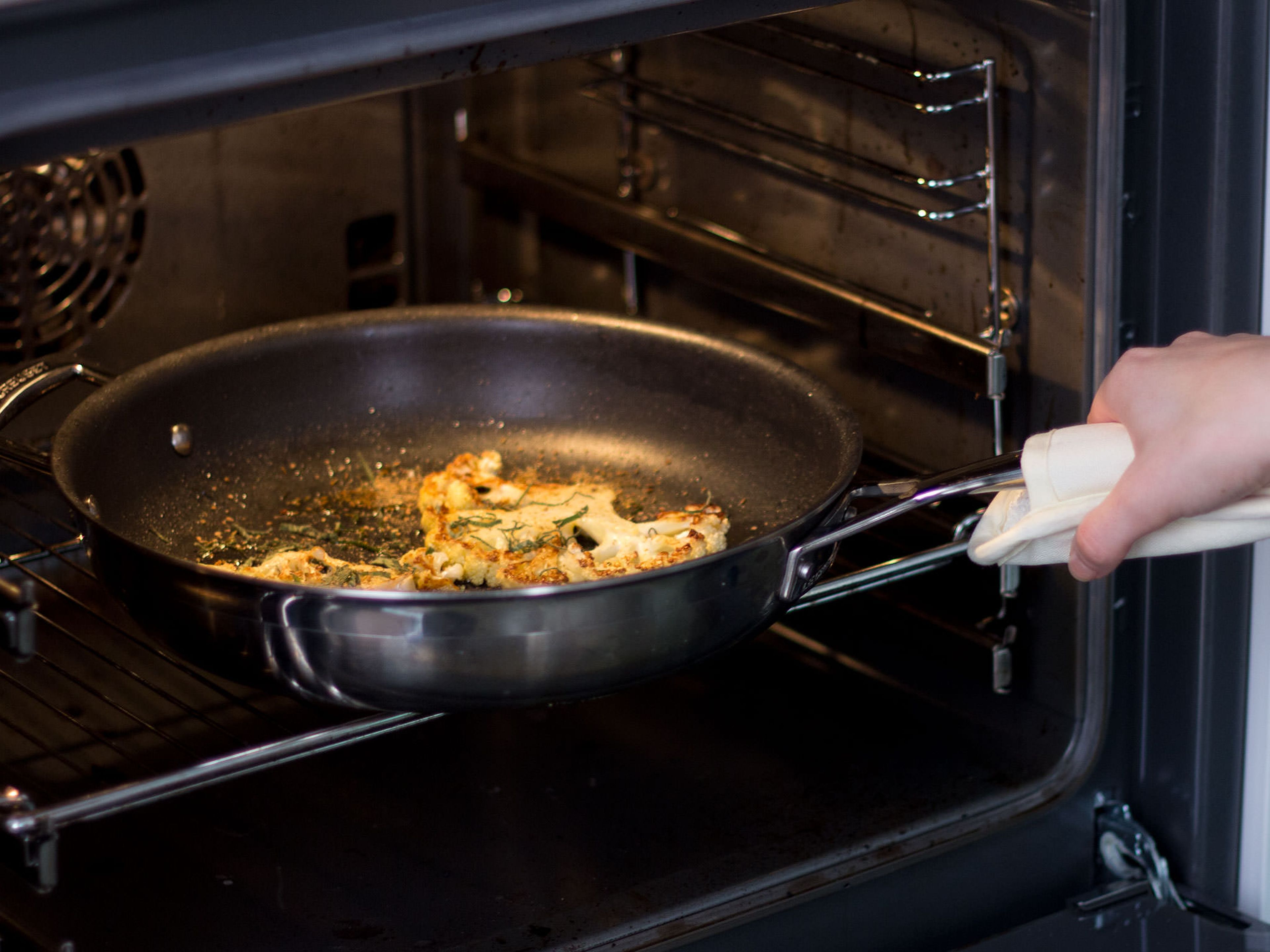 Pfanne in den vorgeheizten Ofen geben und bei 180°C ca. 15 – 20 Min. backen.