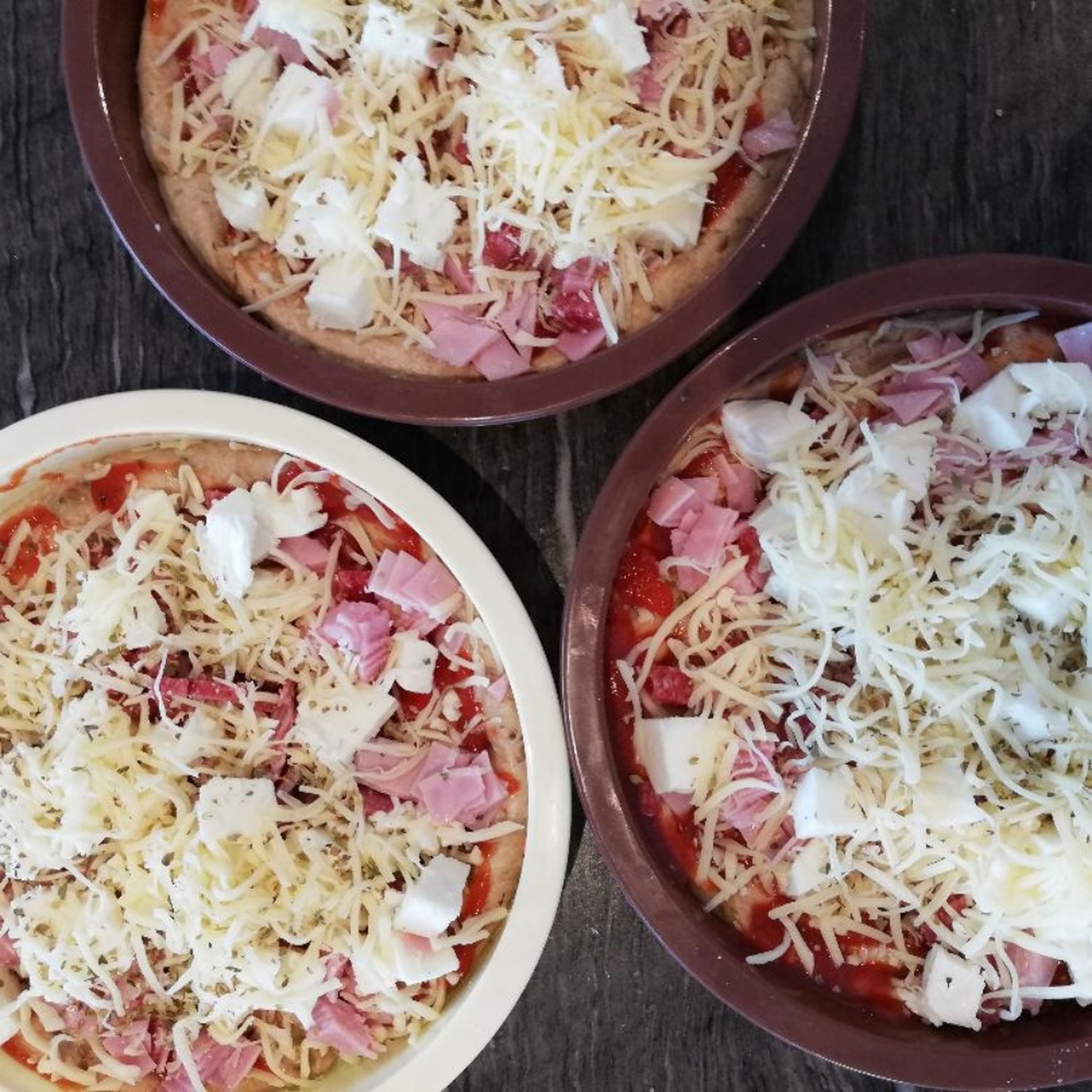 Teig kneten und ausrollen. Schinken schneiden. Soße darauf, etwas Käse. Dann mit Schinken und nochmal Käse und Mozarella belegen. Oregano zum würzen. Ofen Pizzastufe 200° Grad 20 bis 25min. backen. Guten Appetit :-)