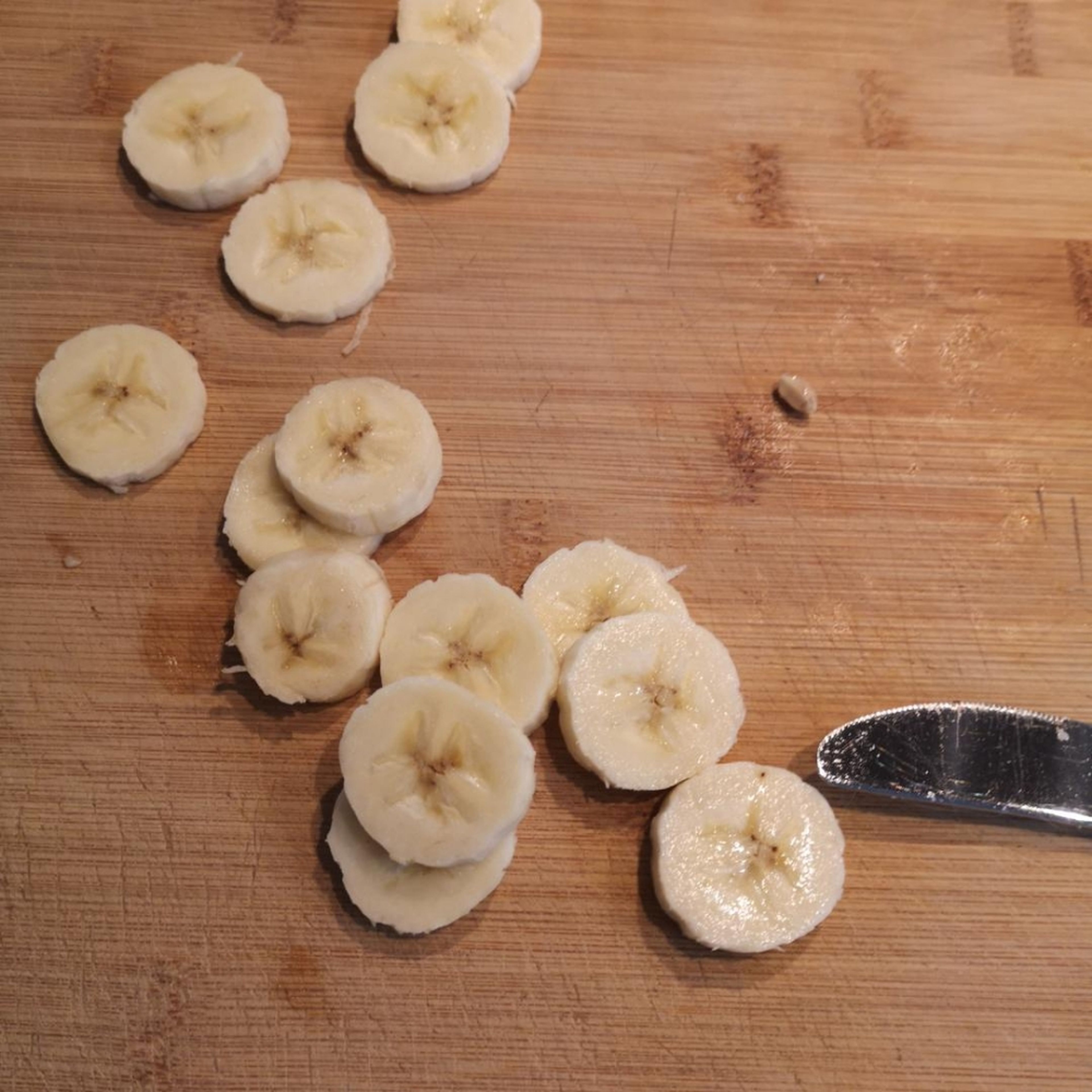 Banane in Scheiben schneiden, die Hälfte für die Garnitur zur Seite legen.