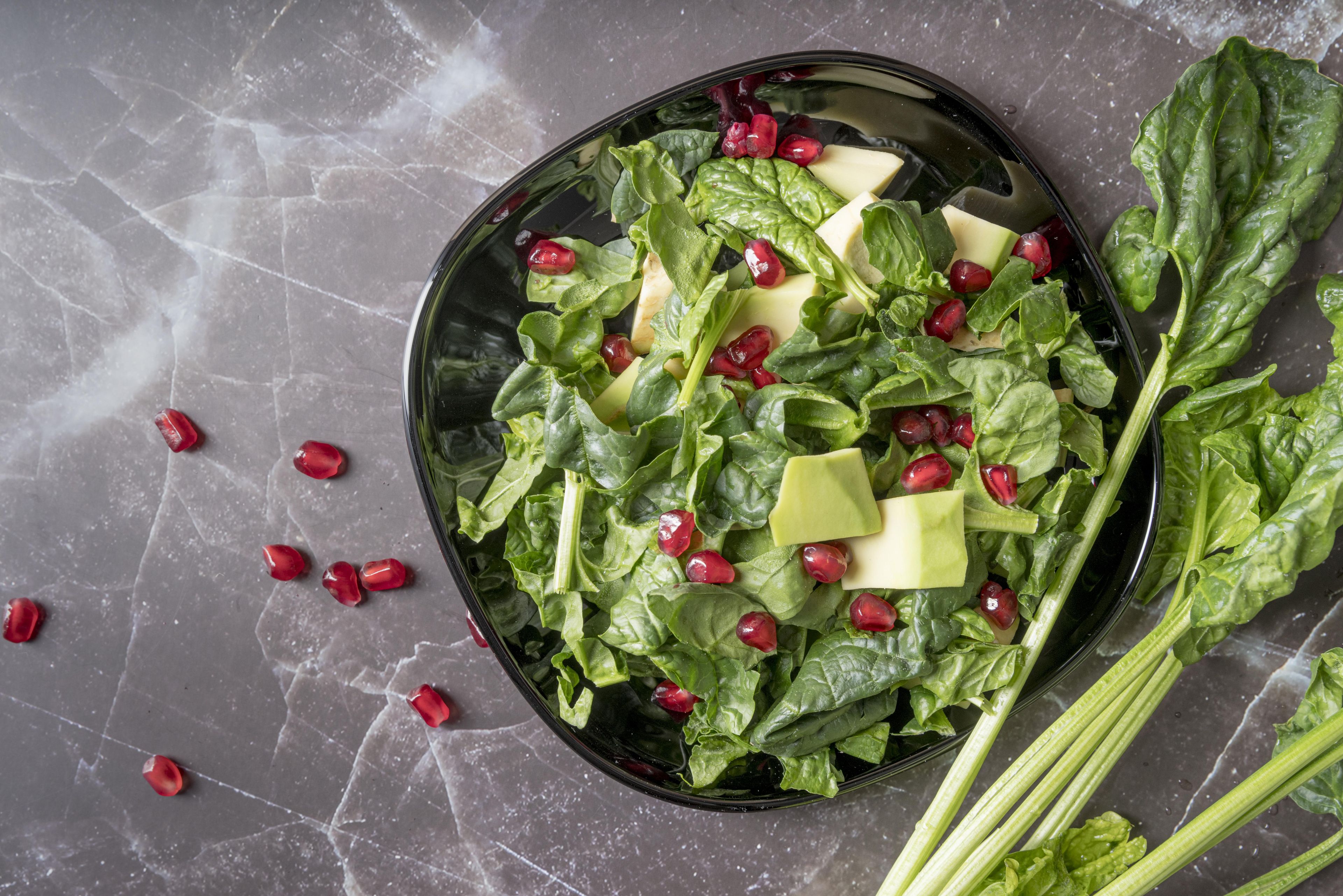 Grünkohl-Salat mit Avocado, Walnüssen, Quinoa und Granatapfelkernen