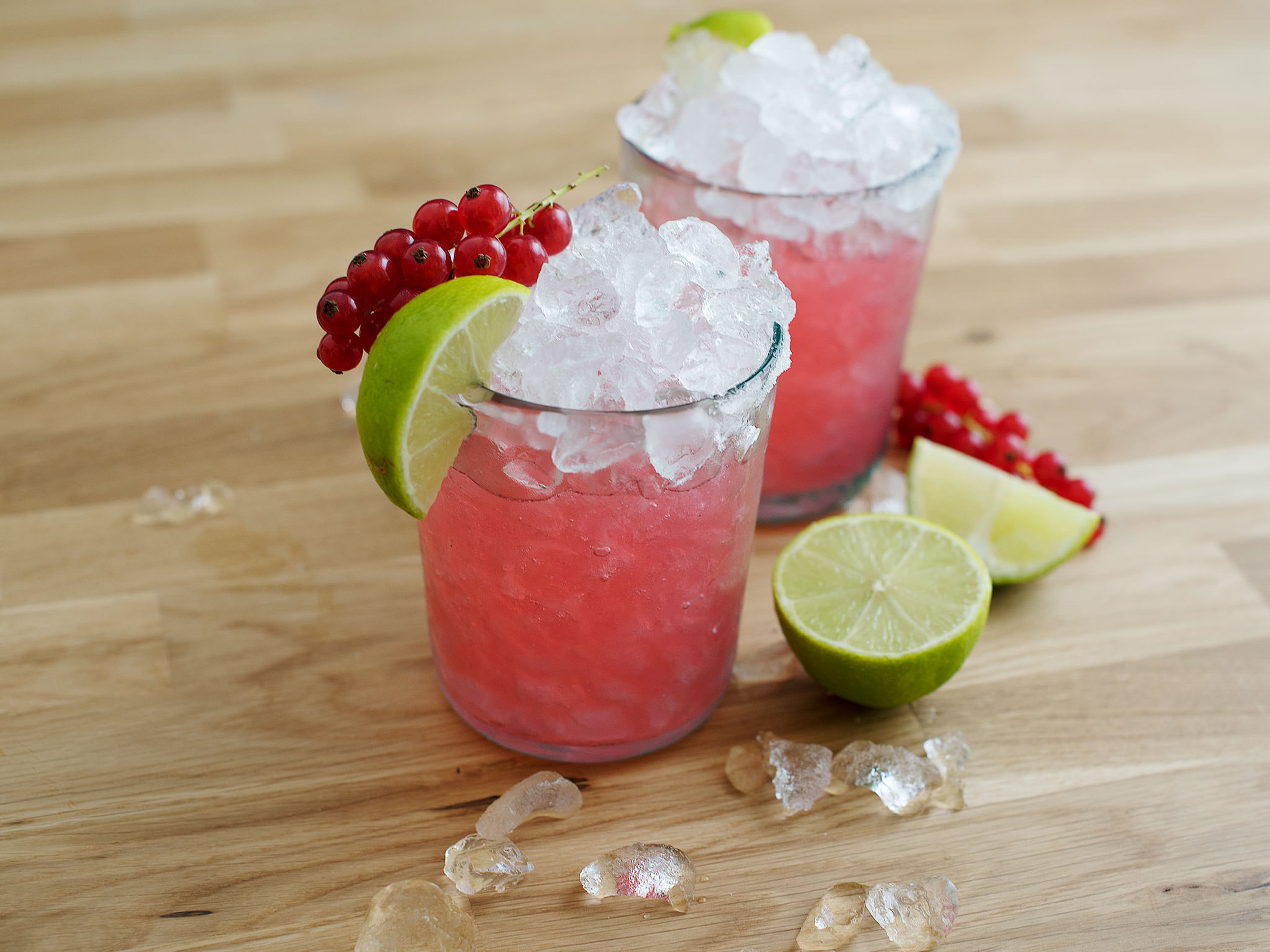 Margarita mit roten Johannisbeeren