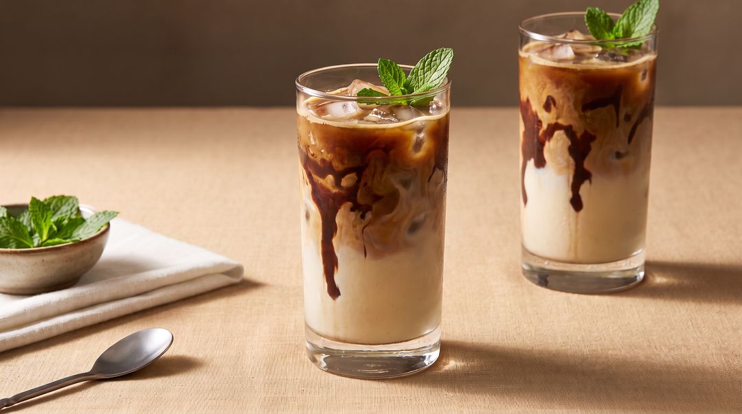 Erfrischender Schoko-Minz-Eiskaffee für heiße Tage