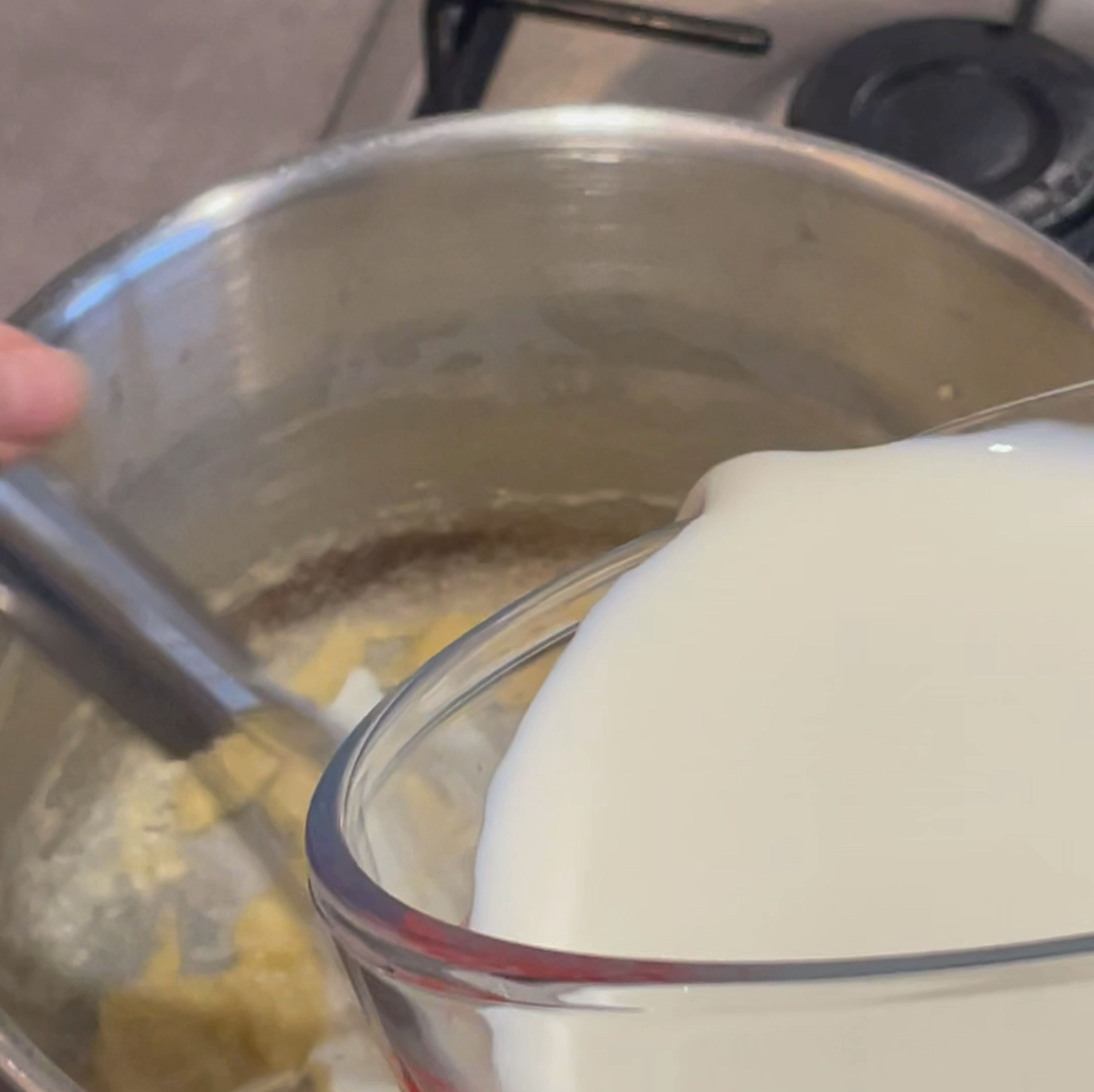 Anschließend die Milch langsam hinzugeben. Immer schön mit dem Schneebesen weiterrühren, damit keine Klümpchen entstehen. Mit Salz und Muskatnuss würzen und ca 5 min einkochen lassen, bis die Konsistenz sichtbar dicker ist. Hier sollte darauf geachtet werden, dass die Sauce nicht zu dickflüssig ist. Außerdem sollte die Sauce immer in Bewegung sein, da sie schnell im Topf anbrennt