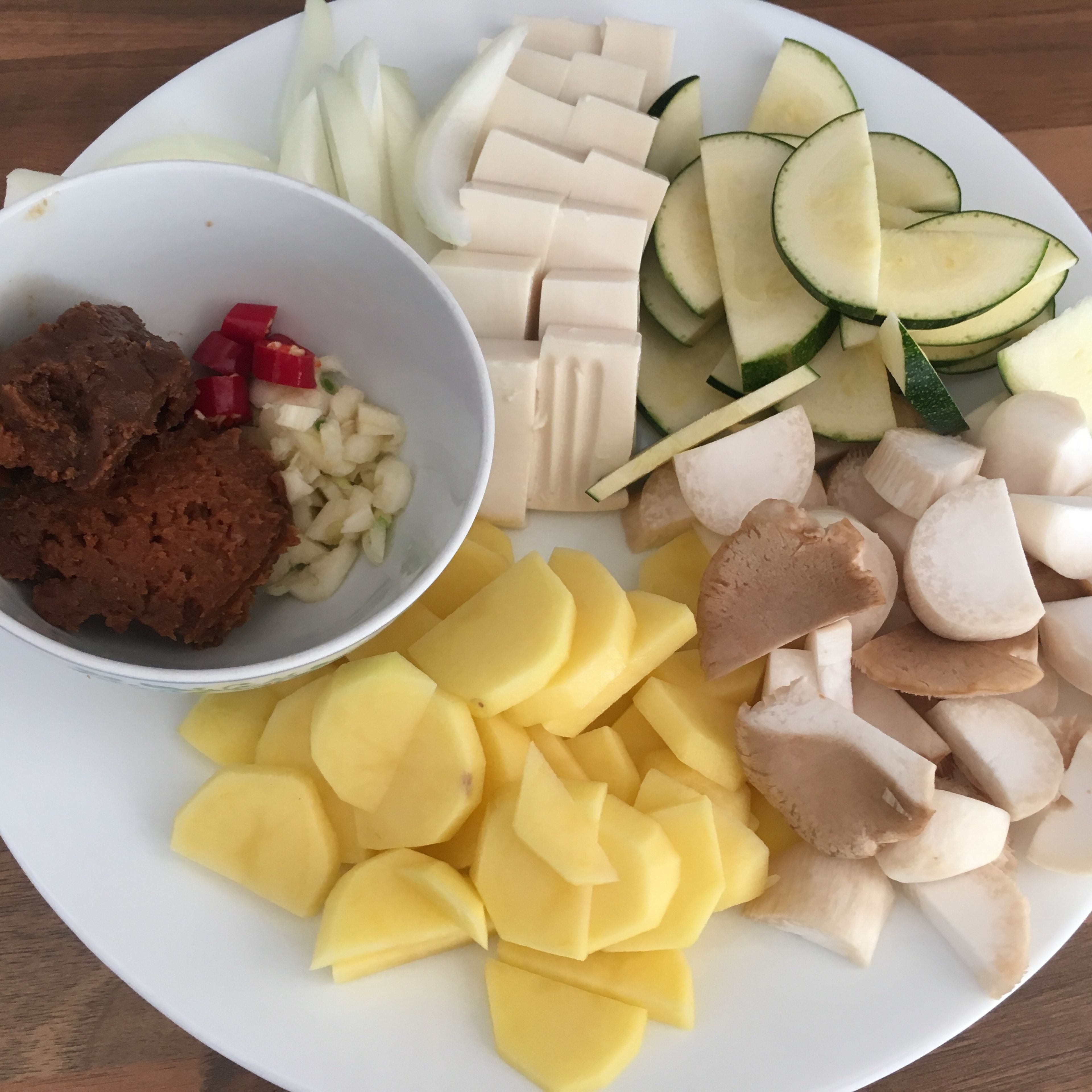 Dice the garlic cloves. Cut the potato and zucchini in medium thin pieces. Cut the onion and mushrooms.