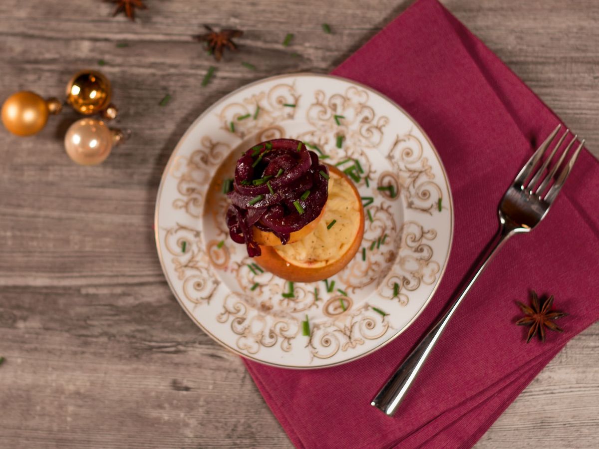 Stuffed baked apples with red onion chutney | Recipe | Kitchen Stories