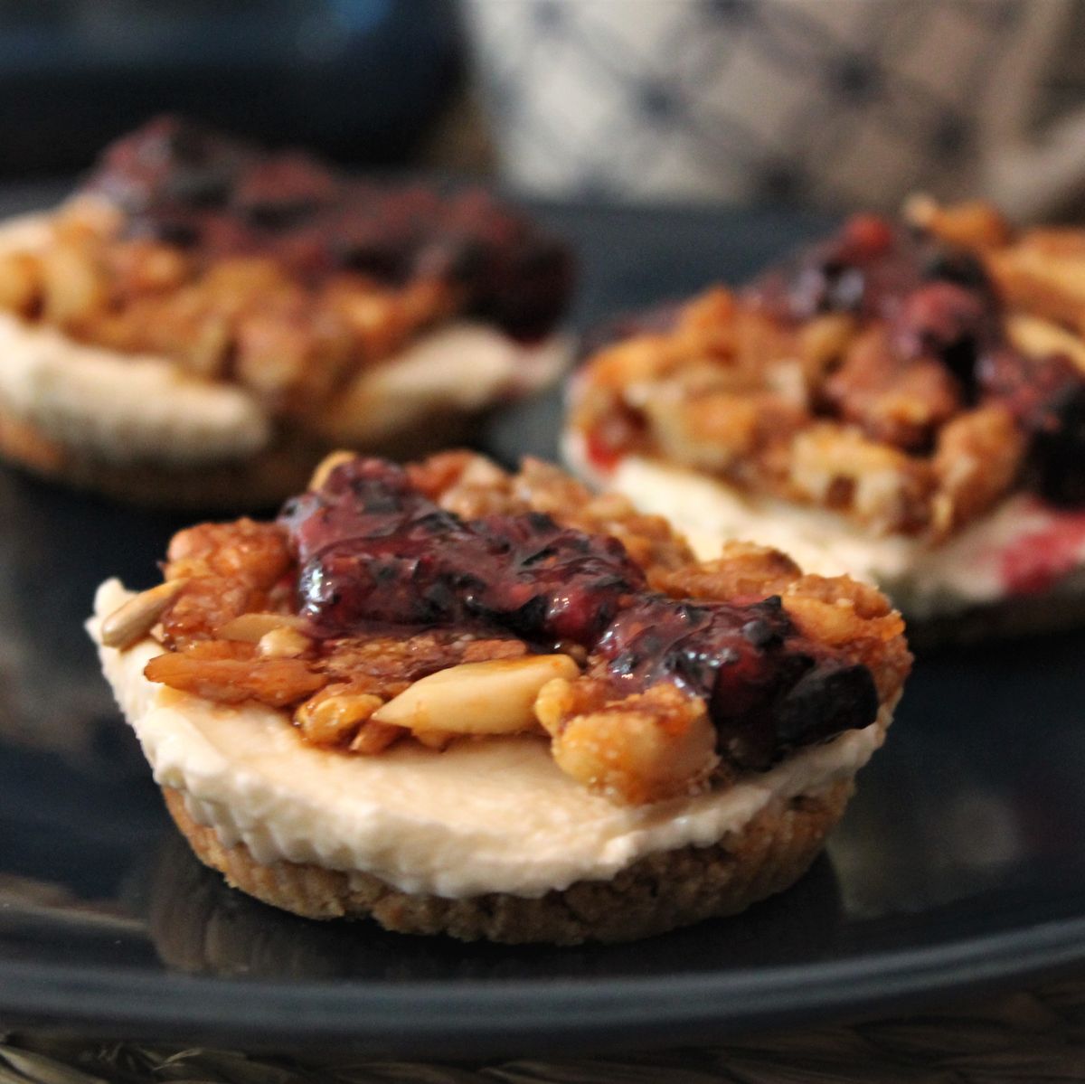 Frischkäse-Muffins mit Blaubeertopping und Crunch | Rezept | Kitchen ...