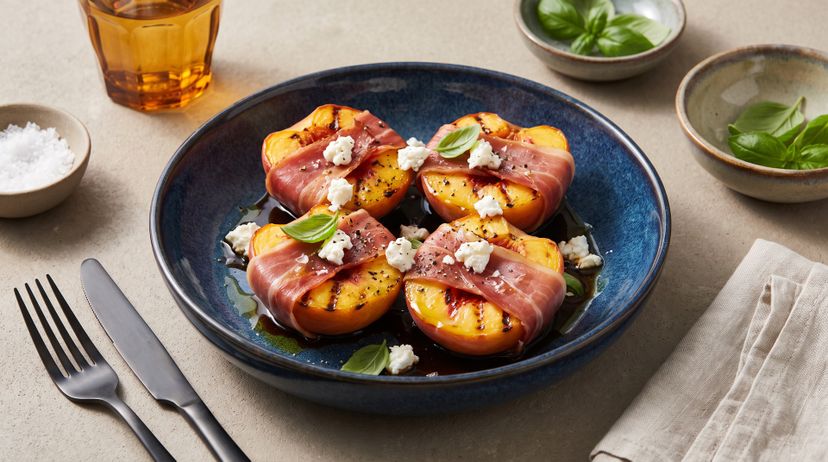 Süß trifft salzig: Gegrillte Pfirsiche im Prosciutto-Mantel