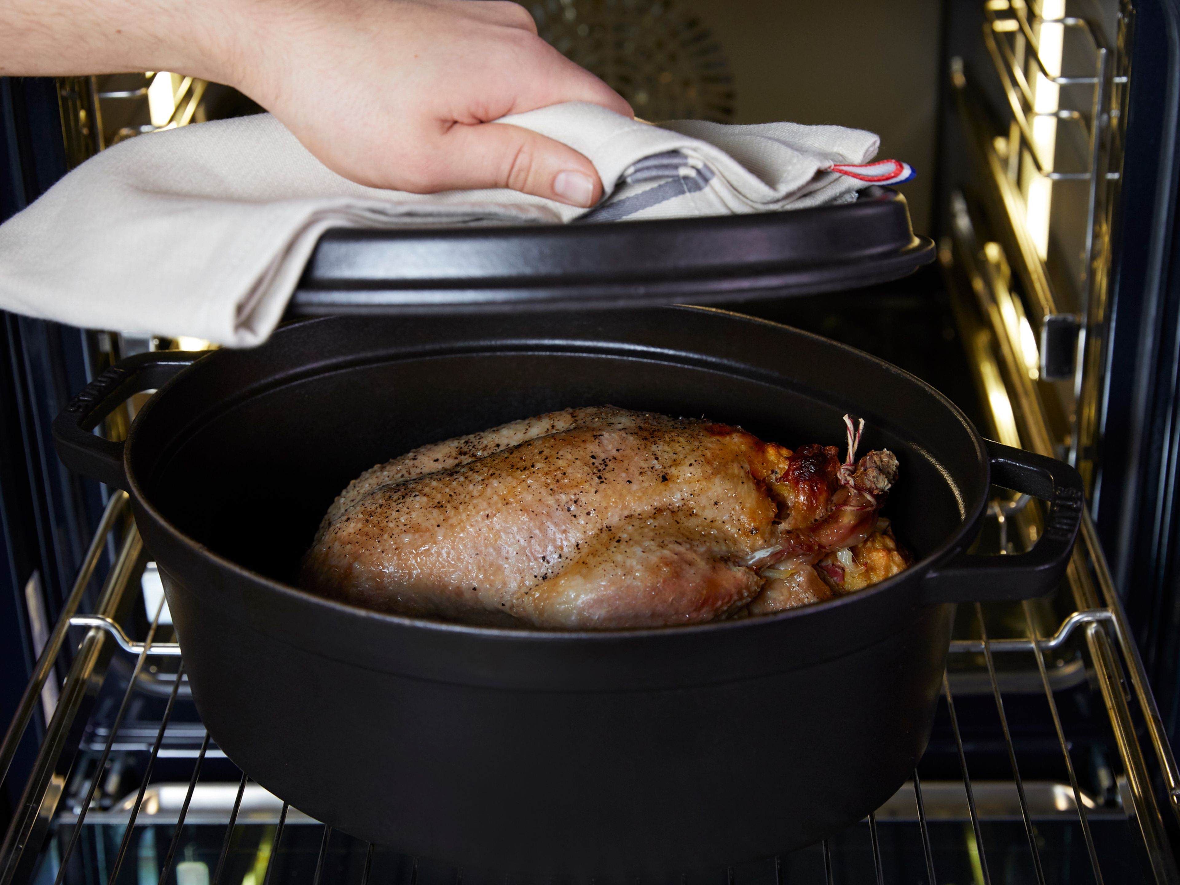 Die Ente auf eine Auflaufform legen und etwas Wasser hinzugeben. Jetzt die Form abdecken und in den Ofen stellen. Bei 180ºC für ca. 2 Std. braten, dann den Deckel entfernen, die Temperatur auf  200ºC erhöhen und für ca. 30 Min. weiter braten. Mit gekochten Rotkohl servieren und genießen!
