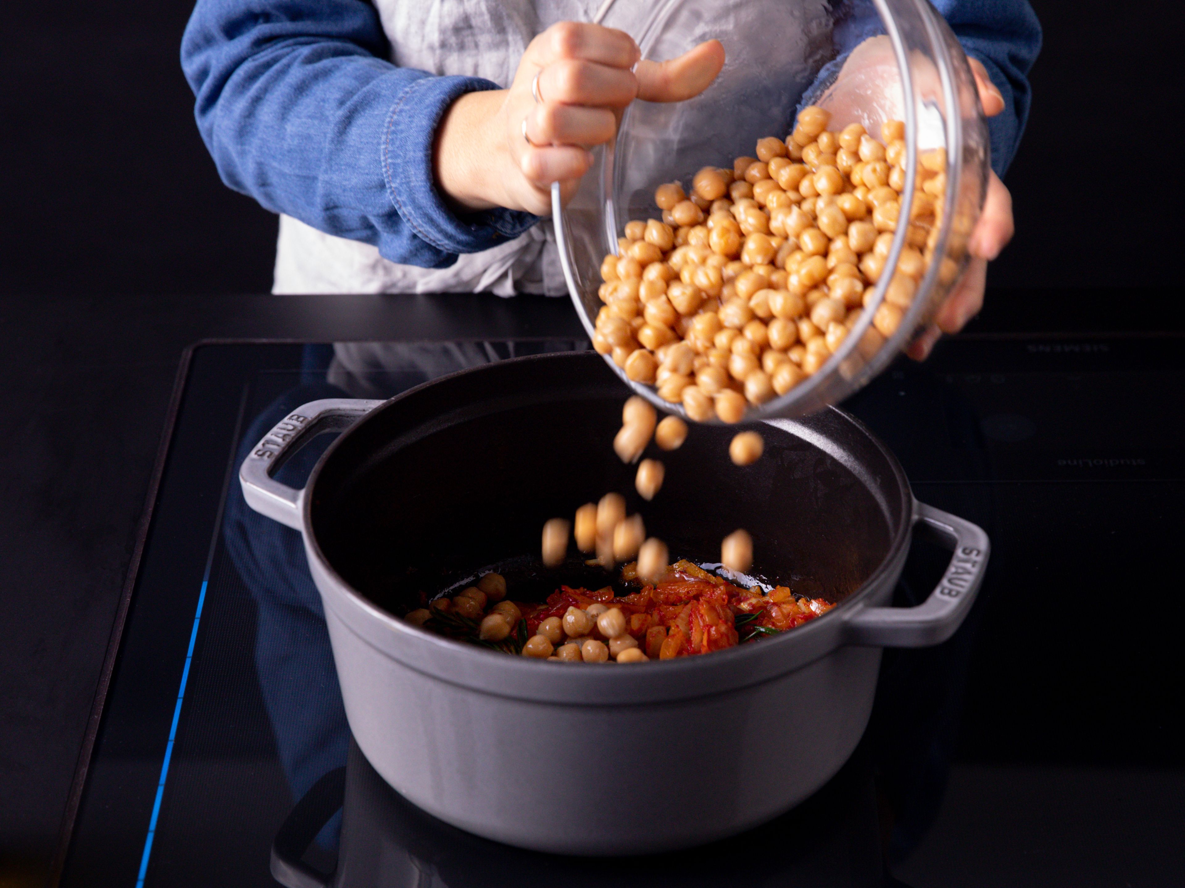 Add chickpeas and water to the pot. Season with salt, bring to a boil, then reduce heat to medium-low and let simmer for approx. 10 min.