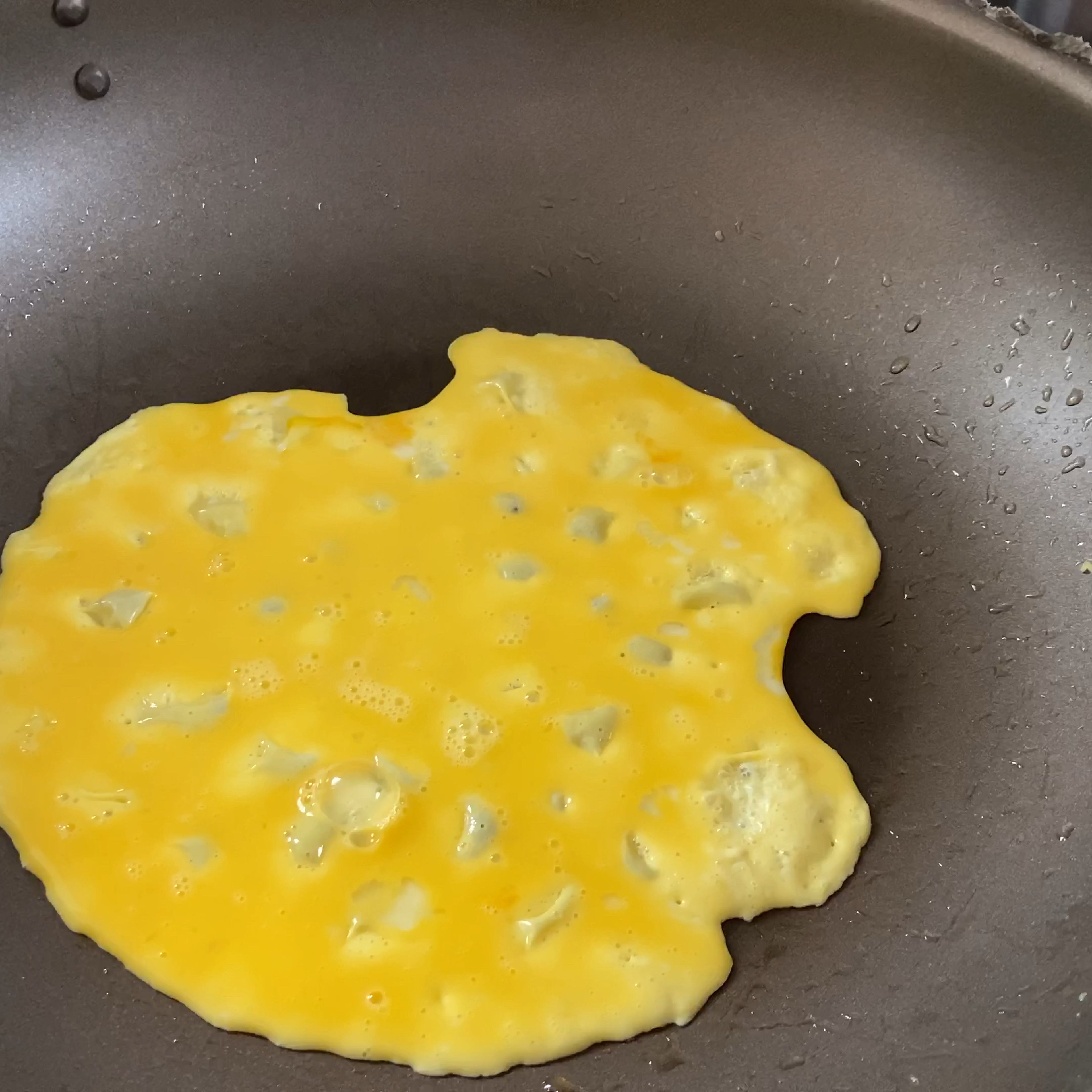 Die Eier leicht salzen und zu zwei „Pfannkuchen“ ausbachen. Danach zusammenrollen.